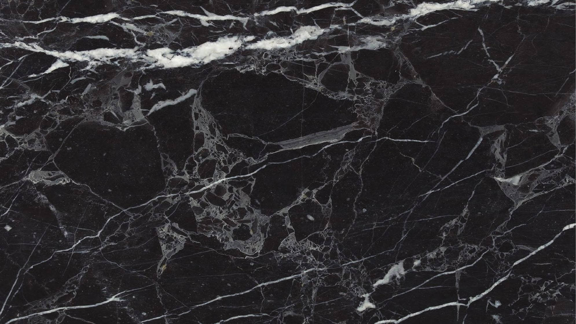 Marble Desktop 桌布 壁紙 — 奢華黑色大理石的近距離特寫，帶有複雜的白色紋理圖案。