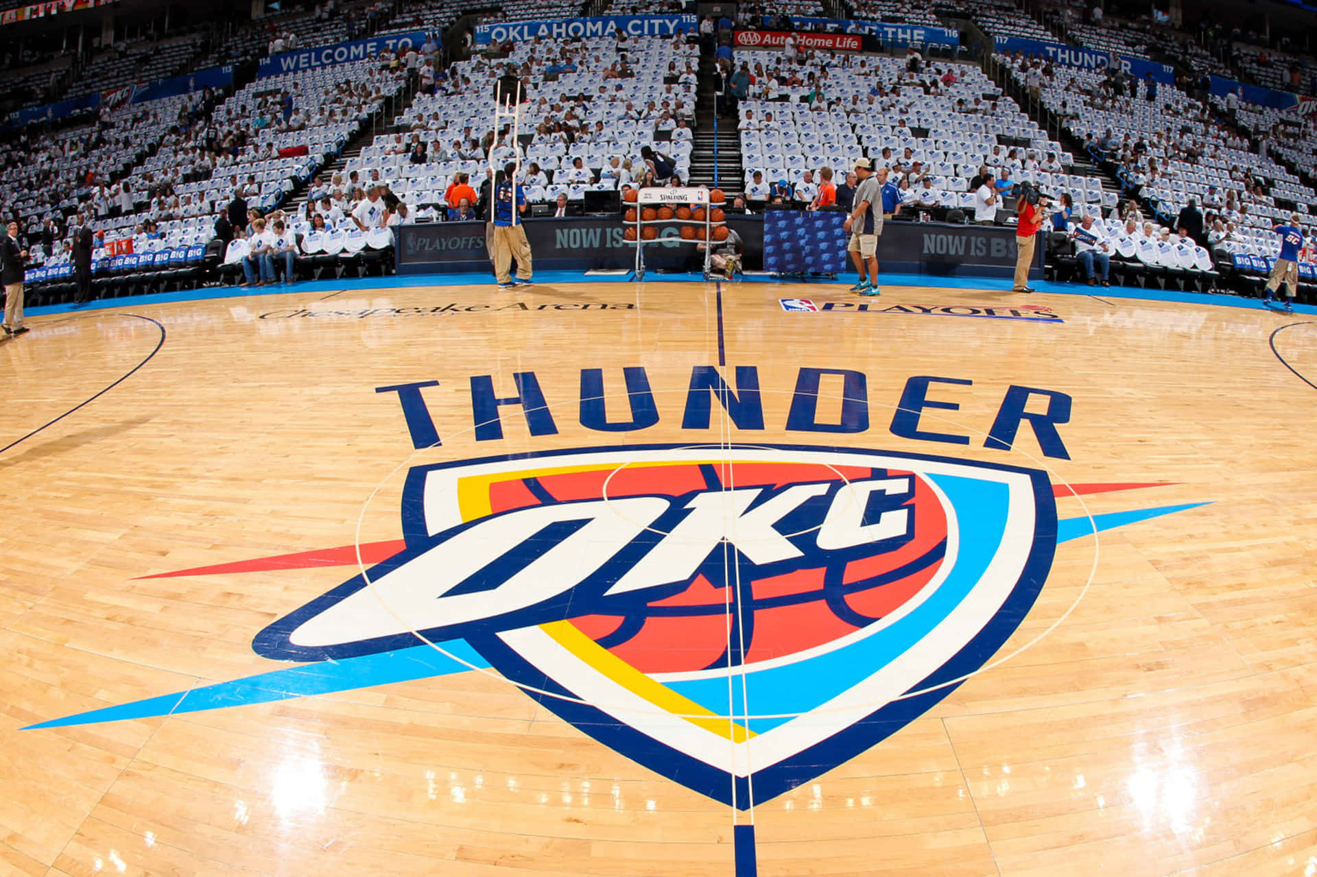 奧克拉荷馬城雷霆籃球場，看台上有球迷。 — NBA 壁紙