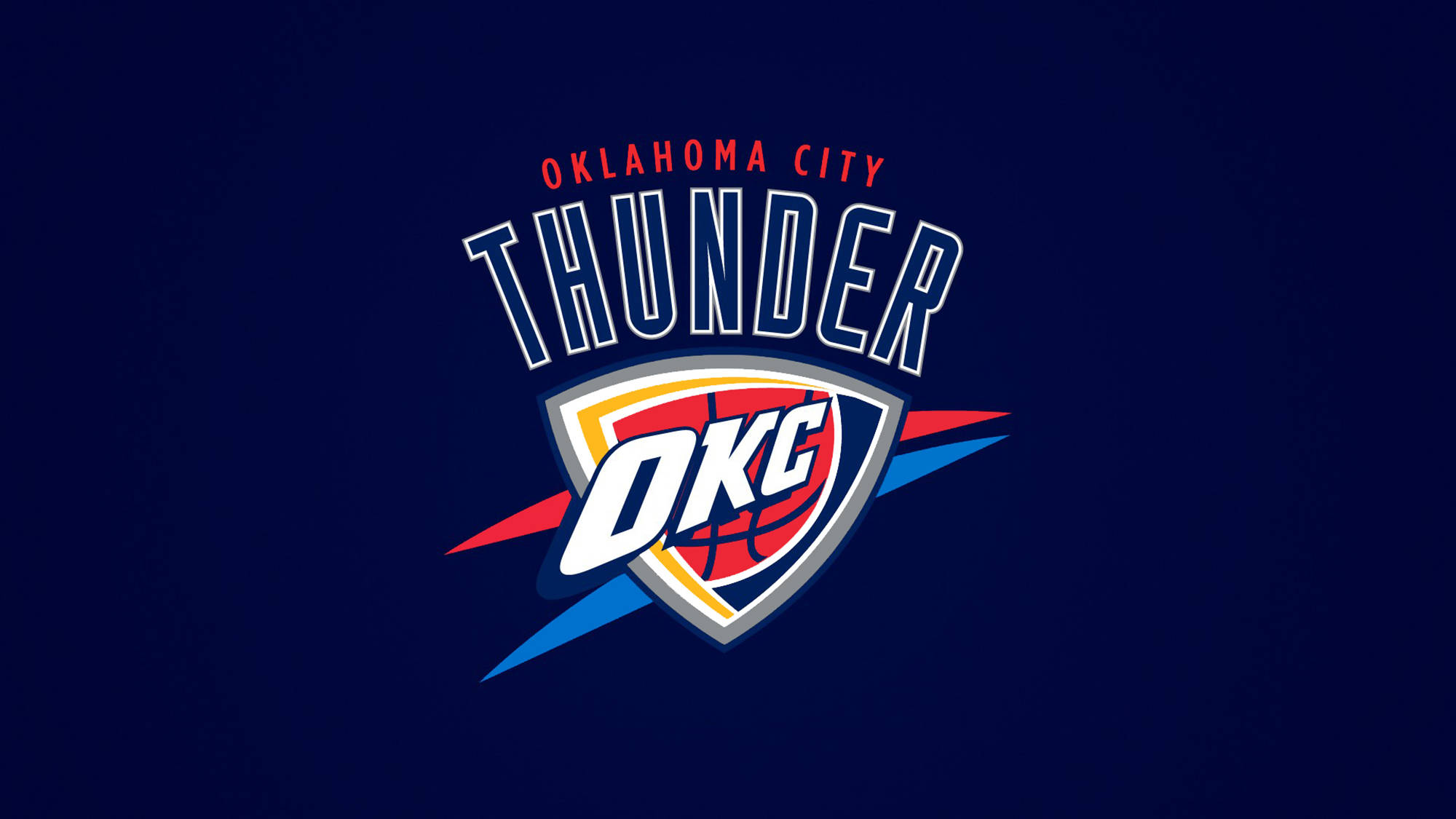 thunder 桌布 壁紙 — 奧克拉荷馬城雷霆籃球標誌居中於深藍色背景上，帶有紅、藍、白點綴。
