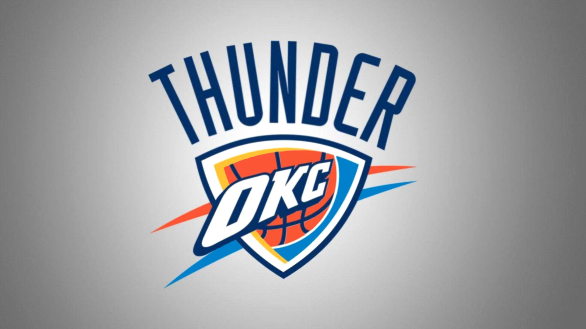 thunder 桌布 壁紙 — 奧克拉荷馬城雷霆籃球隊標誌以粗體藍色文字和盾牌徽章為特色，徽章上有籃球和動態的橙藍色條紋，背景為灰色漸變。