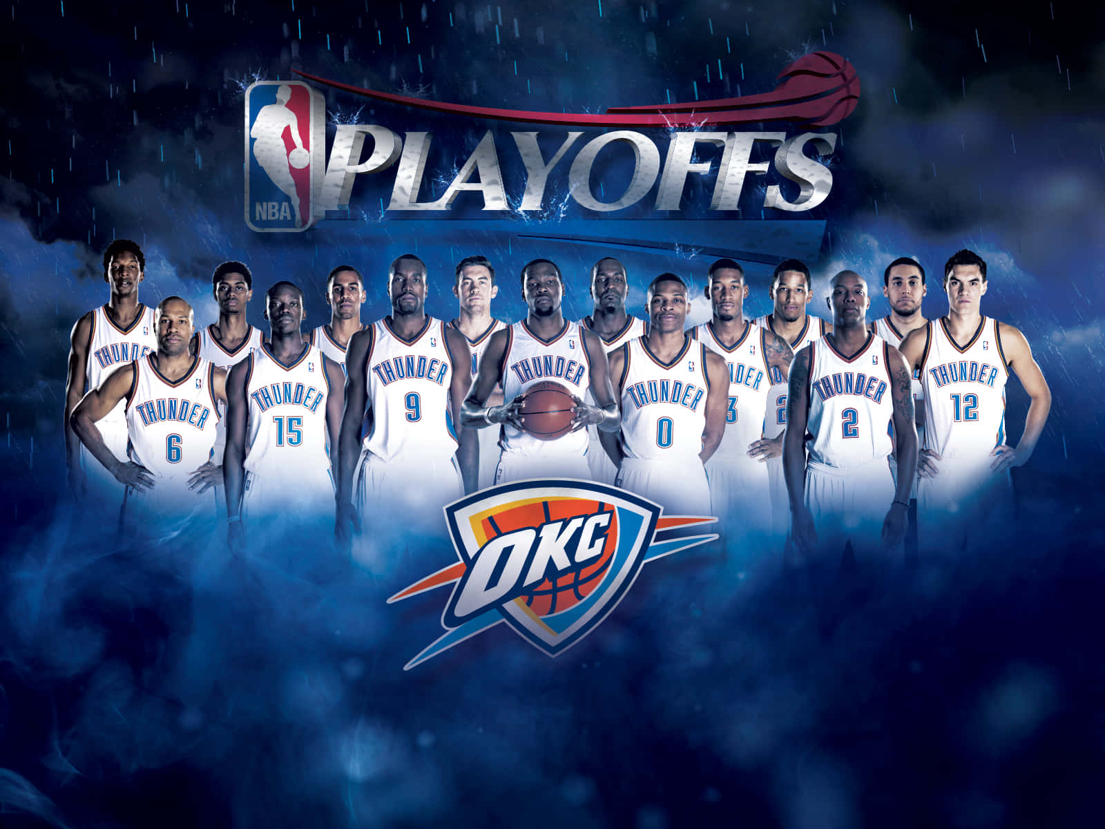 NBA 桌布 壁紙 — 奧克拉荷馬城雷霆籃球隊身穿白色球衣，在戲劇性的藍色暴風雲下擺姿勢，上方有'PLAYOFFS'橫幅。