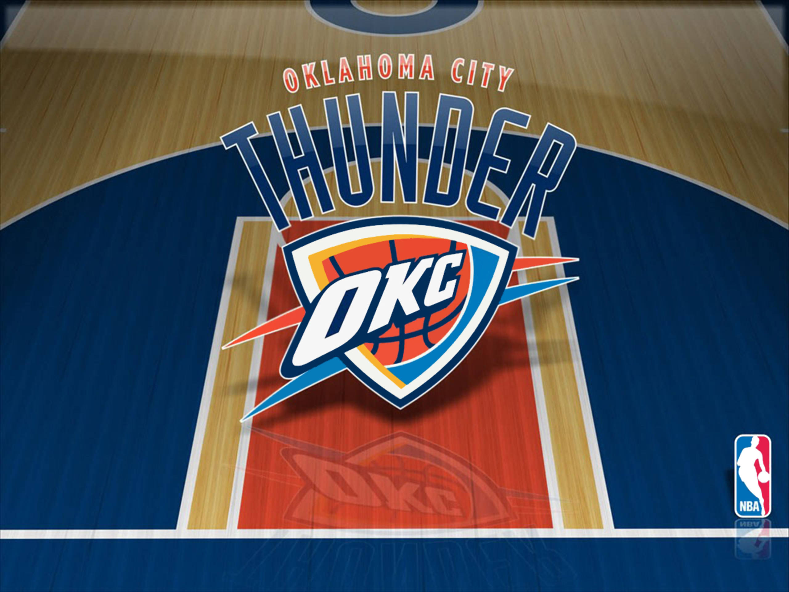 thunder 桌布 壁紙 — 奧克拉荷馬城雷霆隊標誌位於籃球場中央，場地為木質地板並帶有藍紅配色。