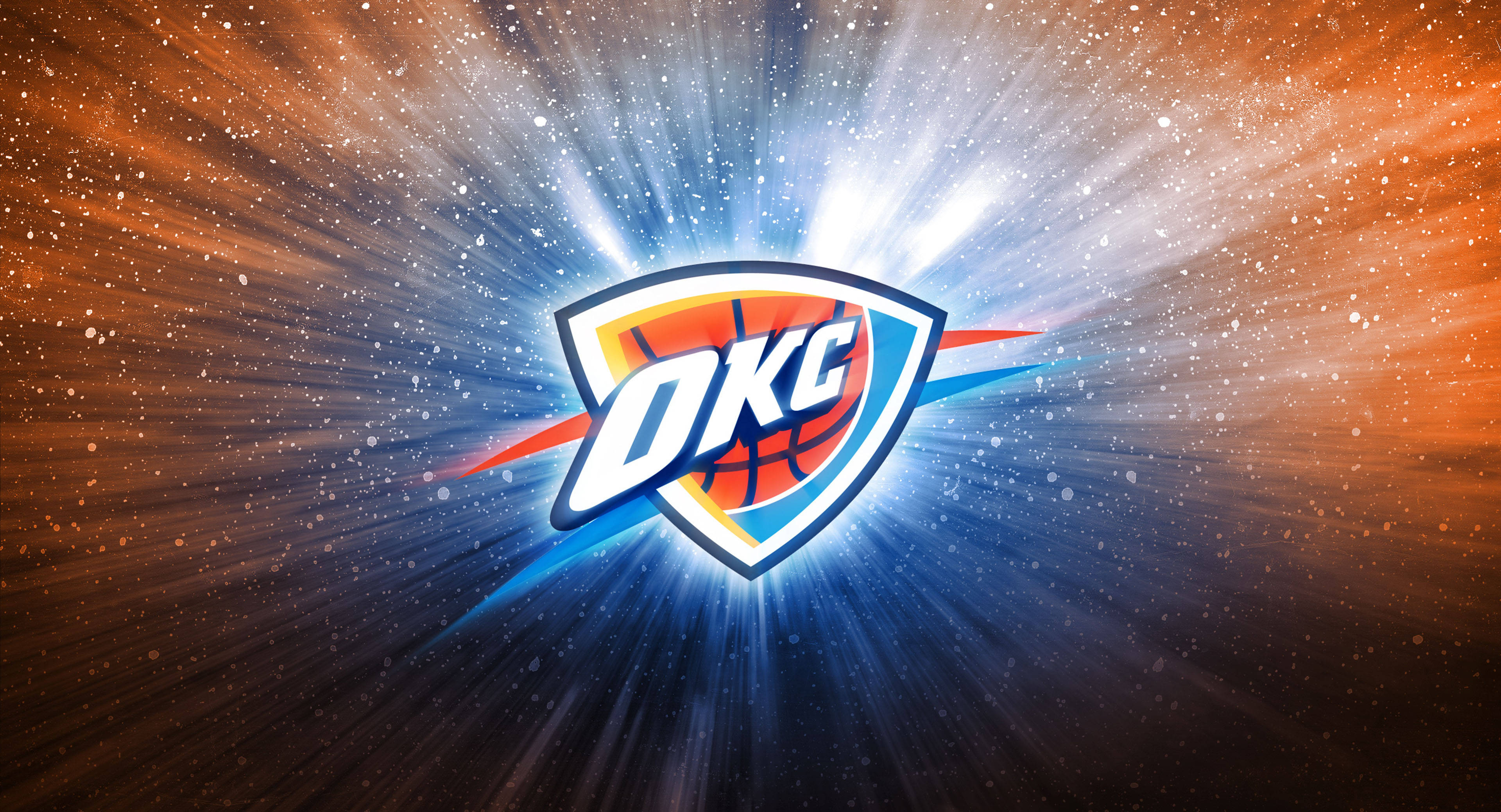 thunder 桌布 壁紙 — 奧克拉荷馬城雷霆隊標誌在宇宙星空背景下散發出明亮的藍色和橙色光束。