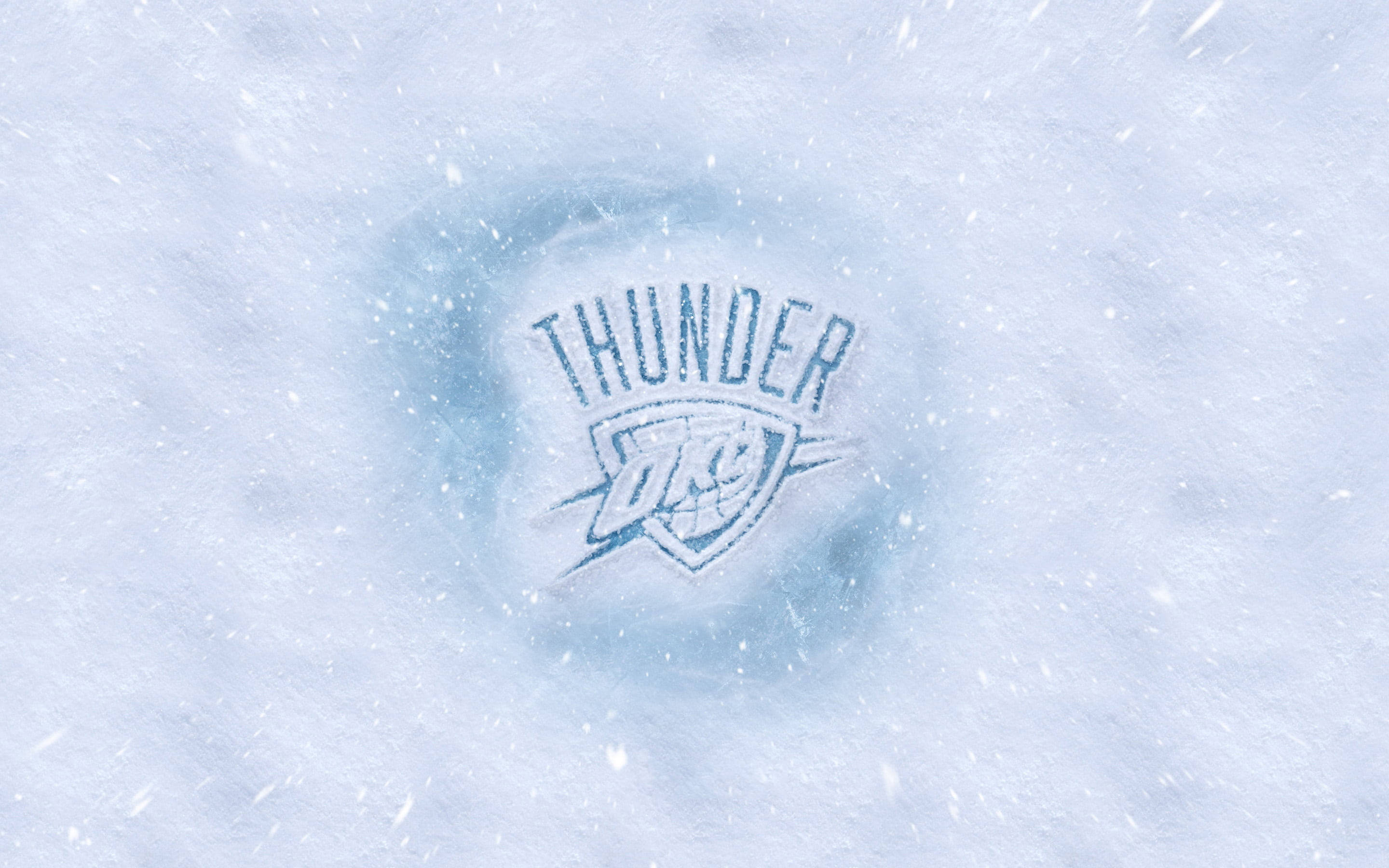thunder 桌布 壁紙 — 奧克拉荷馬城雷霆隊標誌壓入新雪中，周圍飄落著旋轉的雪花。