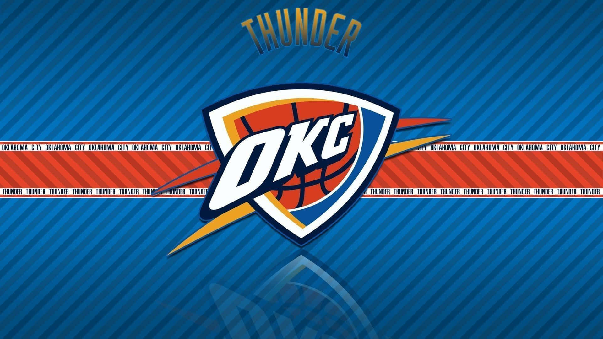 NBA Teams 桌布 壁紙 — 奧克拉荷馬城雷霆隊標誌居中，背景為藍色斜紋，並重複出現球隊名稱橫幅。