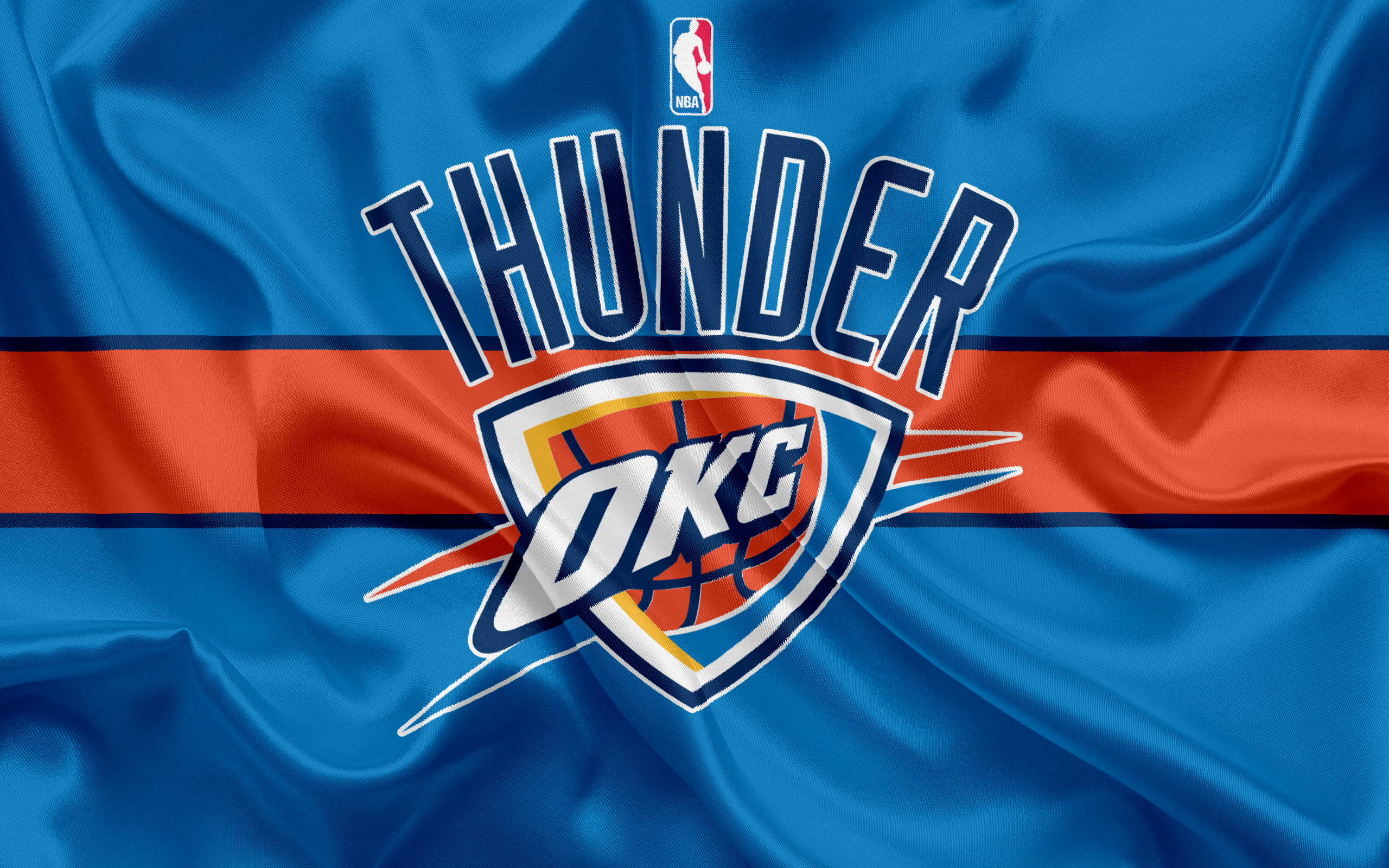 thunder 桌布 壁紙 — 奧克拉荷馬城雷霆隊的NBA標誌在帶有紋理的藍色和橙色緞面旗幟上閃耀，並有逼真的布料褶皺。