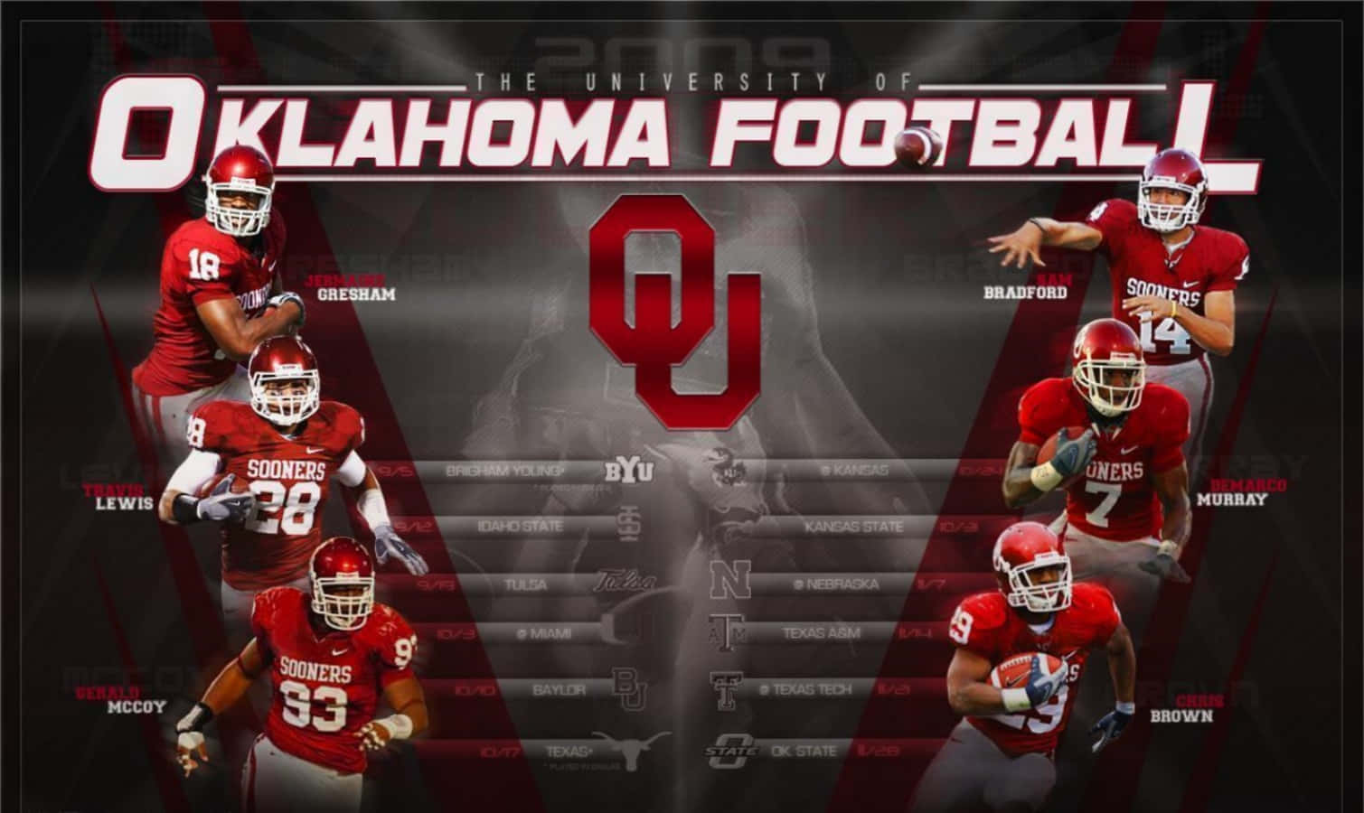 Oklahoma 桌布 壁紙 — 奧克拉荷馬大學 Sooners 美式足球員身穿紅色球衣，在深色背景前與球隊標誌和對手名稱動態拼貼。
