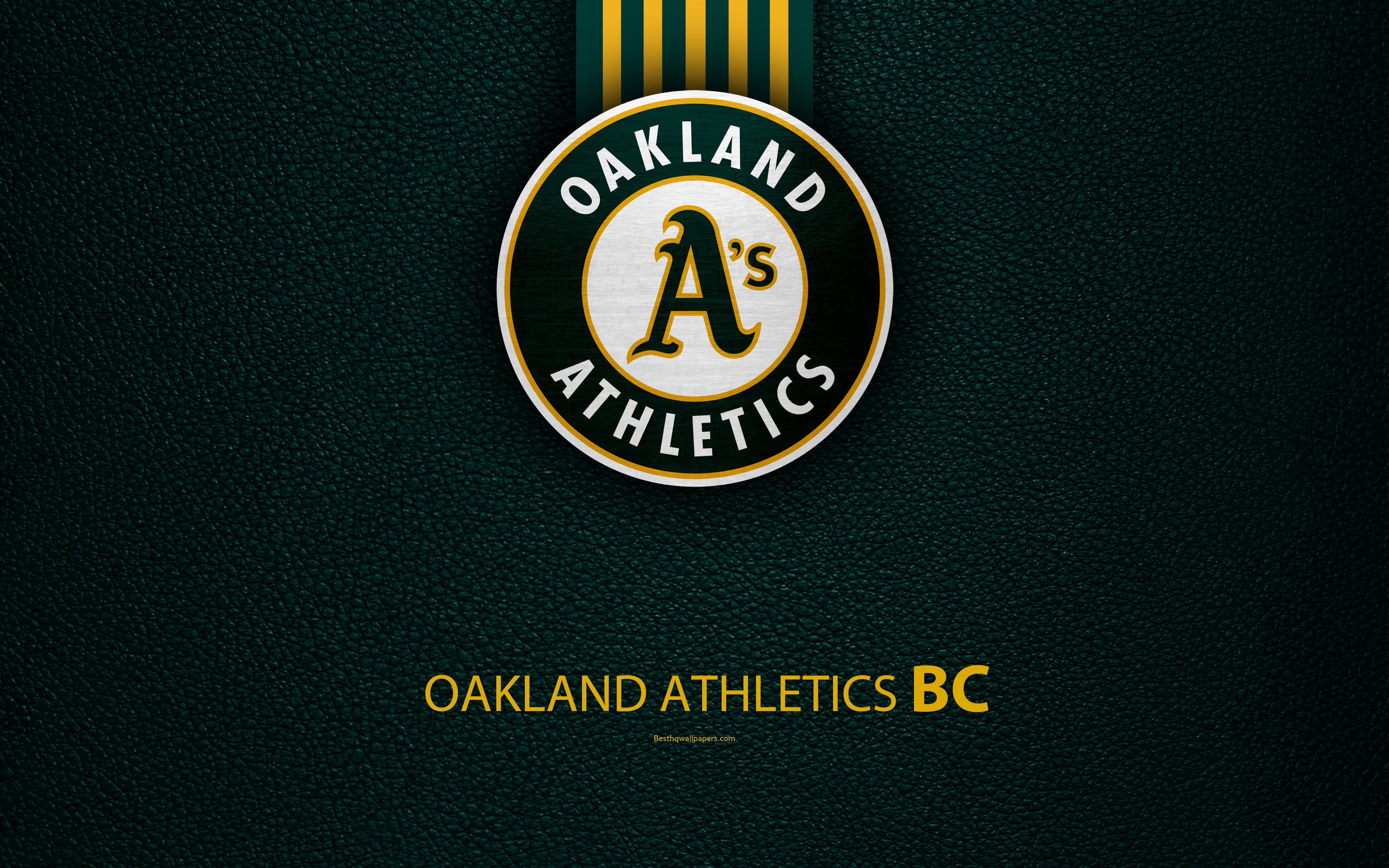 Athletics 桌布 壁紙 — 奧克蘭運動家隊標誌，以綠色和金色呈現，置於有紋理的深綠色皮革背景上，下方有球隊名稱。