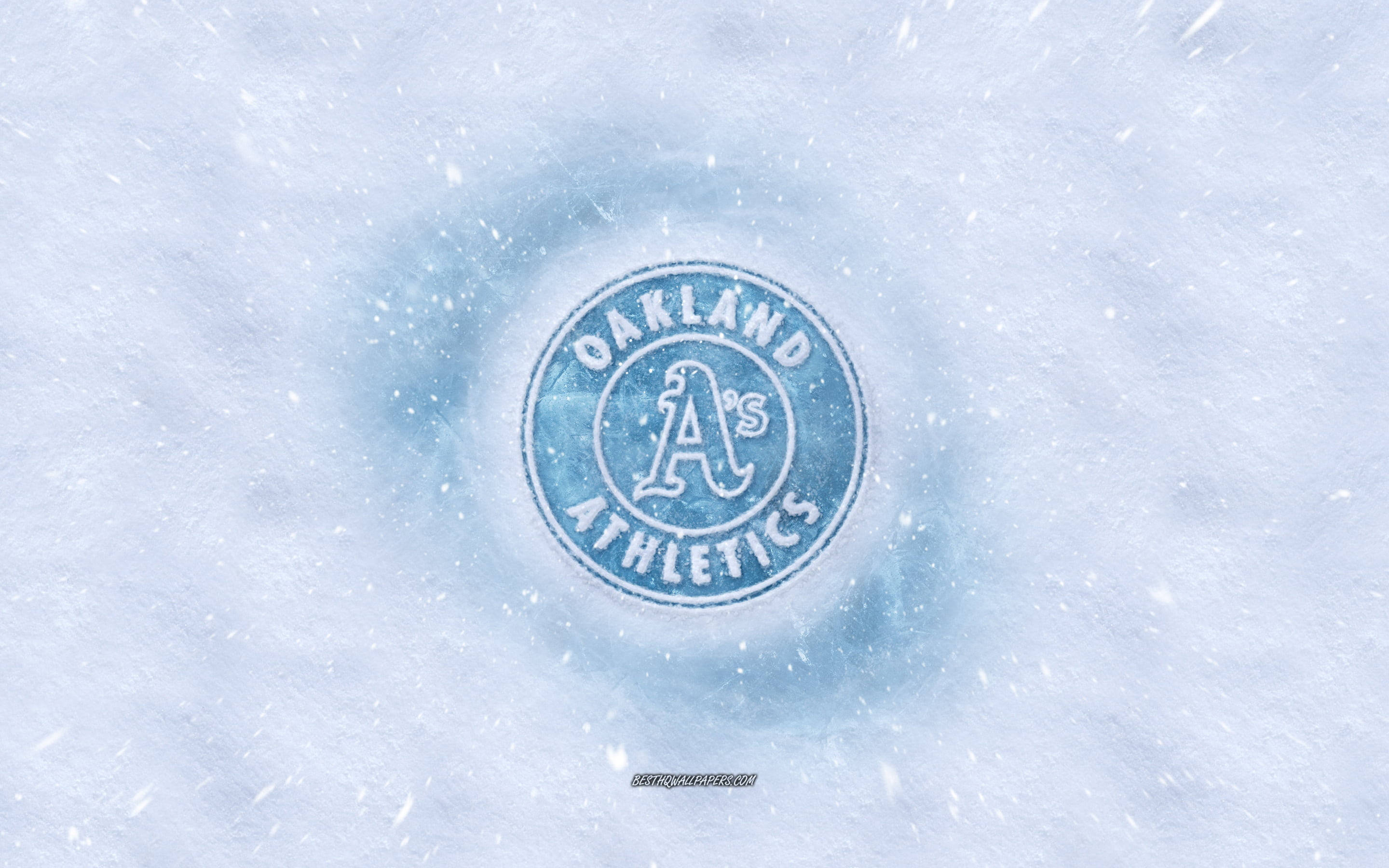 Athletics 桌布 壁紙 — 奧克蘭運動家隊標誌刻在雪中，雪花飄落，帶有冰藍色調。