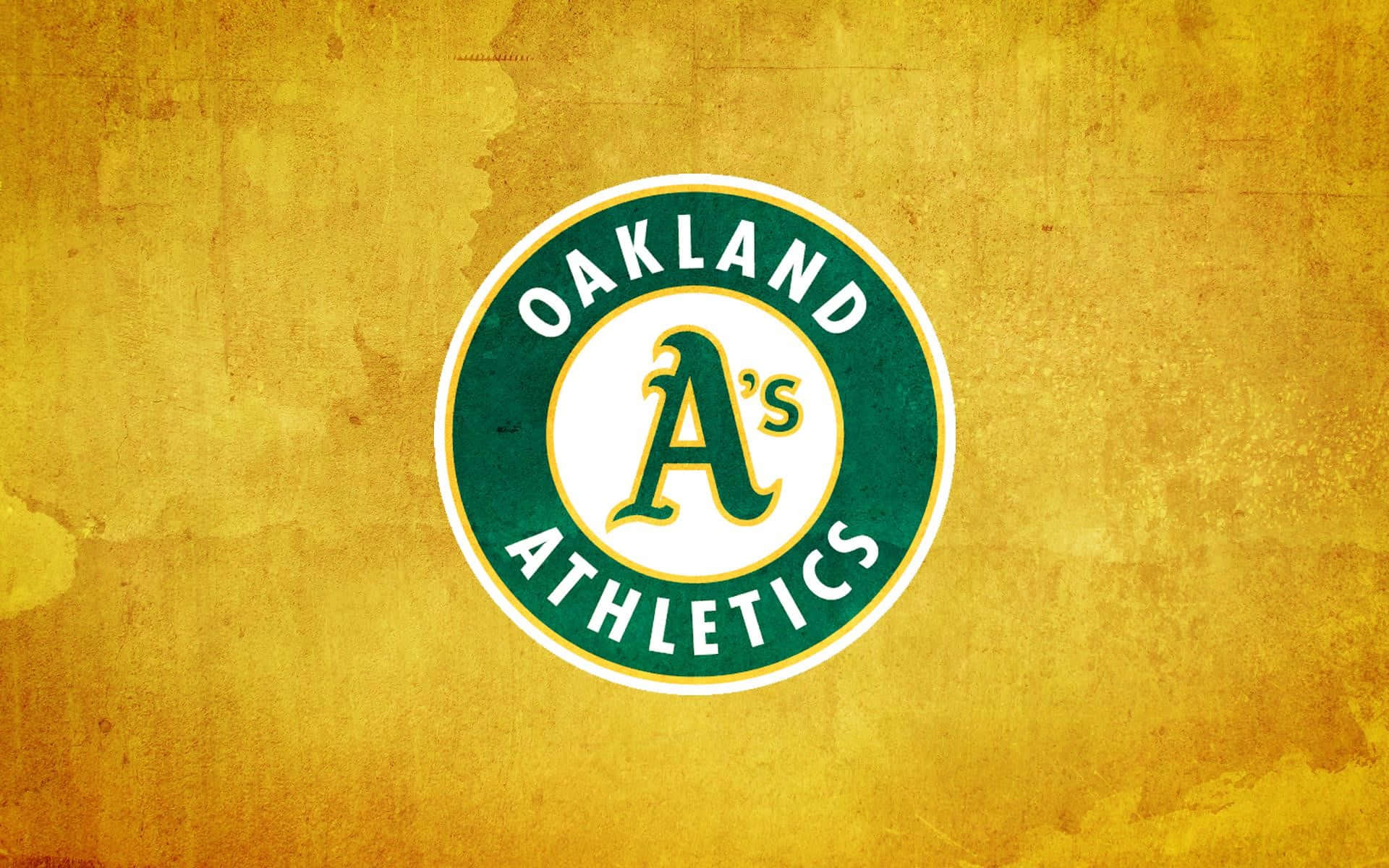 MLB Teams 桌布 壁紙 — 奧克蘭運動家隊的綠色和白色標誌，位於有紋理的金黃色背景上。