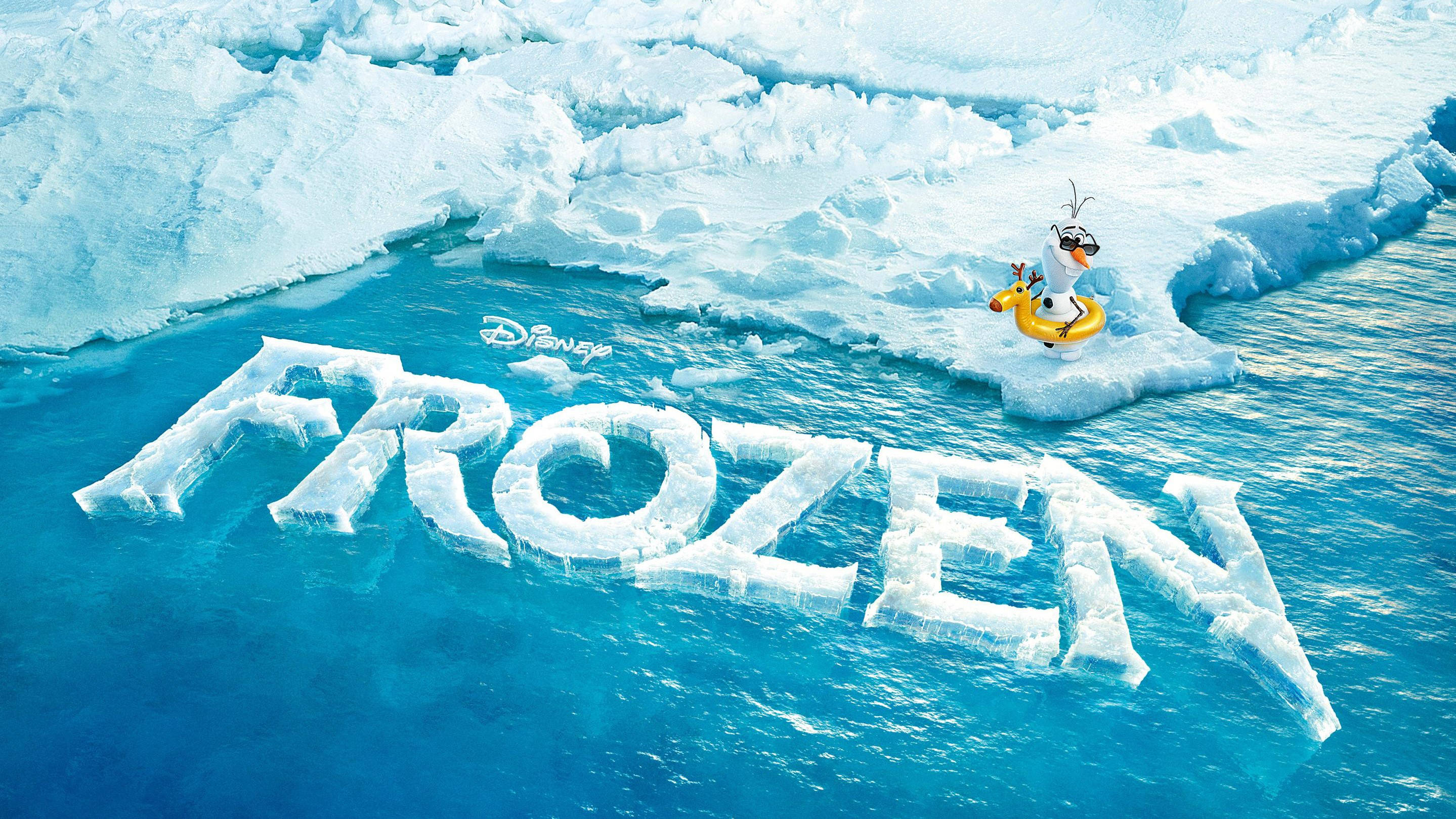 Olaf 桌布 壁紙 — 奧拉夫漂浮在細小冰塊上，附近有巨大冰字母拼出FROZEN，在明亮藍色水中。
