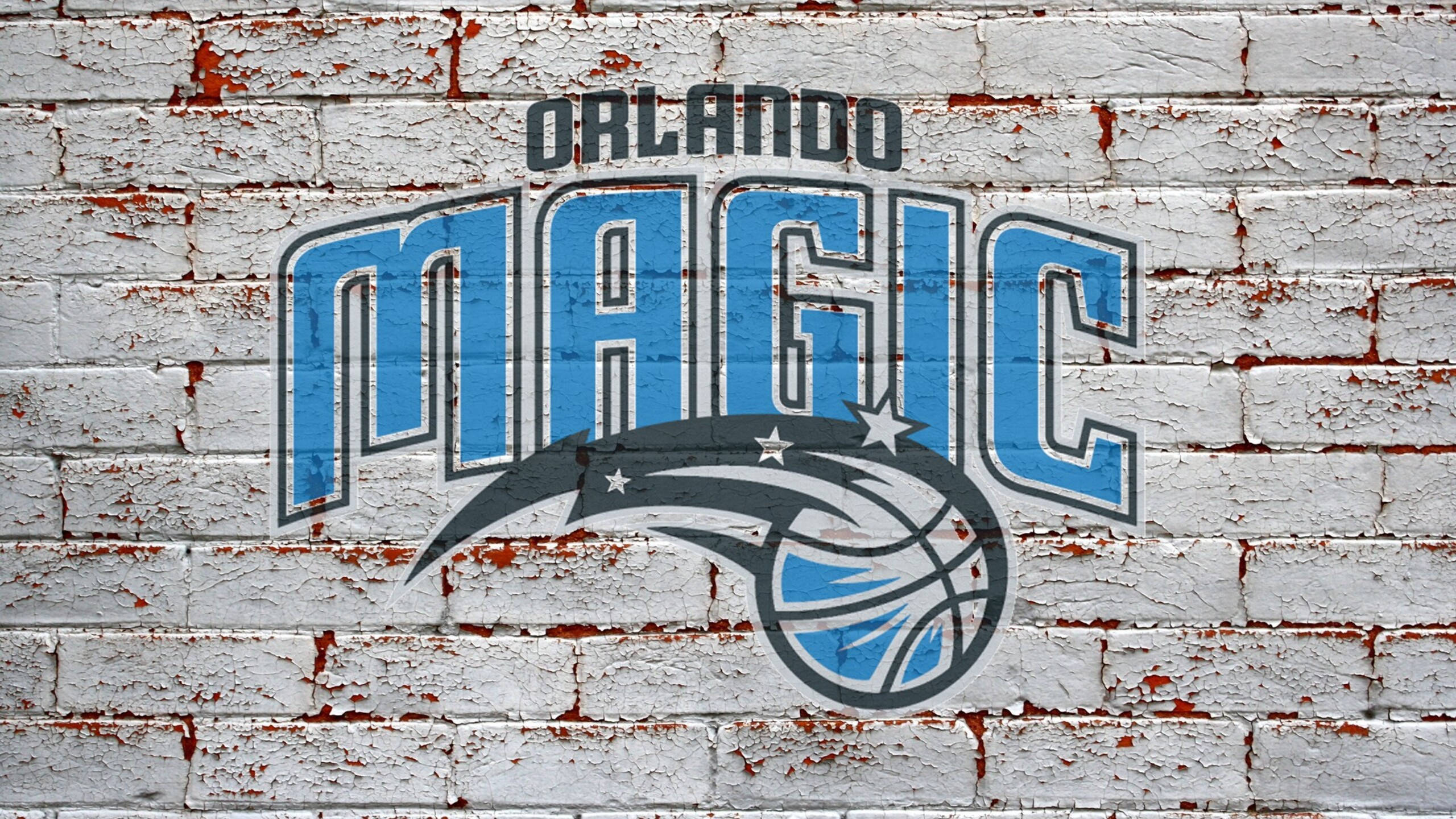 Orlando 桌布 壁紙 — 奧蘭多魔術籃球標誌以藍色和灰色繪製在風化的白色磚牆上，油漆剝落。