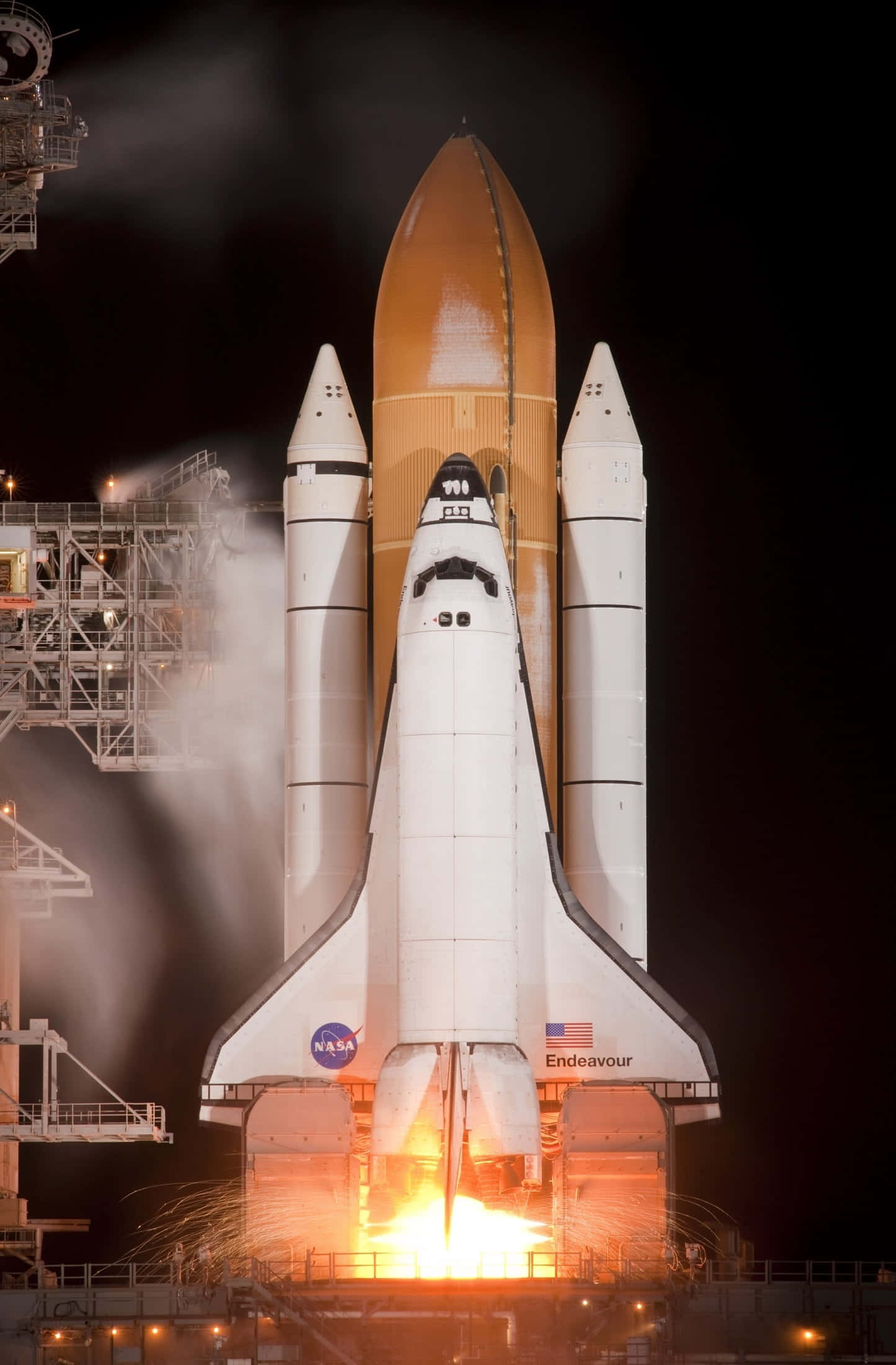 Space Mission 桌布 壁紙 — 奮進號太空梭在夜間點燃引擎，帶著熾熱的廢氣和滾滾蒸氣衝入黑暗。