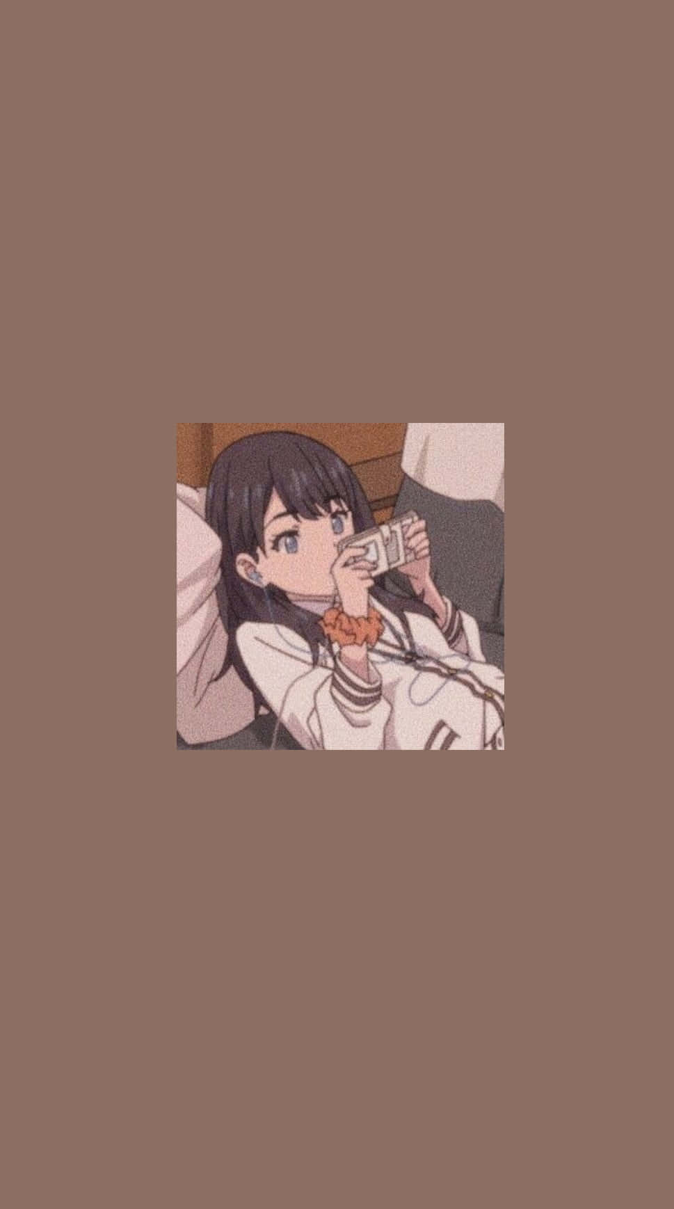 女孩躺在床上滑手機 壁紙