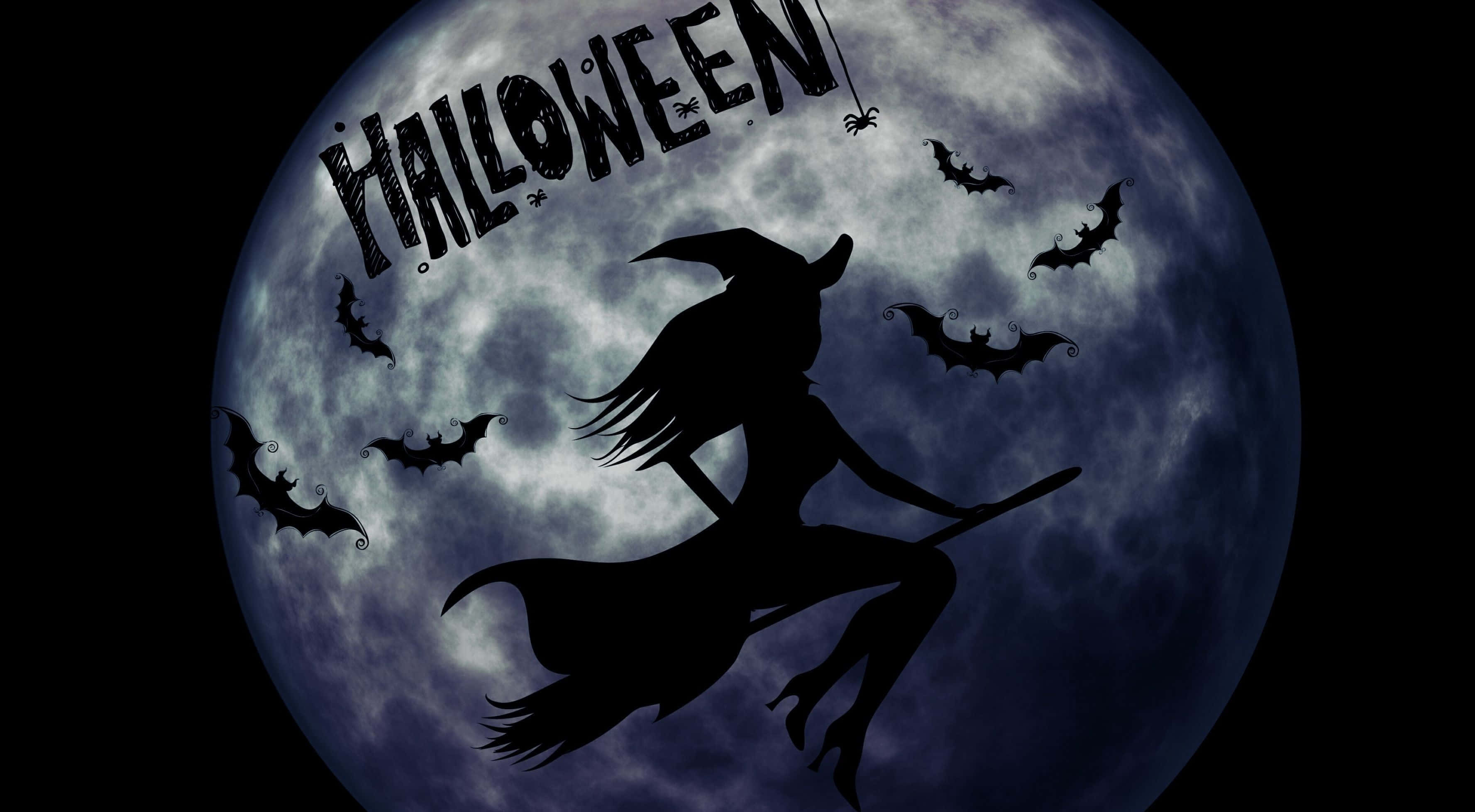 Witches Broom 桌布 壁紙 — 女巫剪影騎著掃帚在一個大月亮前飛翔，伴有蝙蝠和「Halloween」文字。