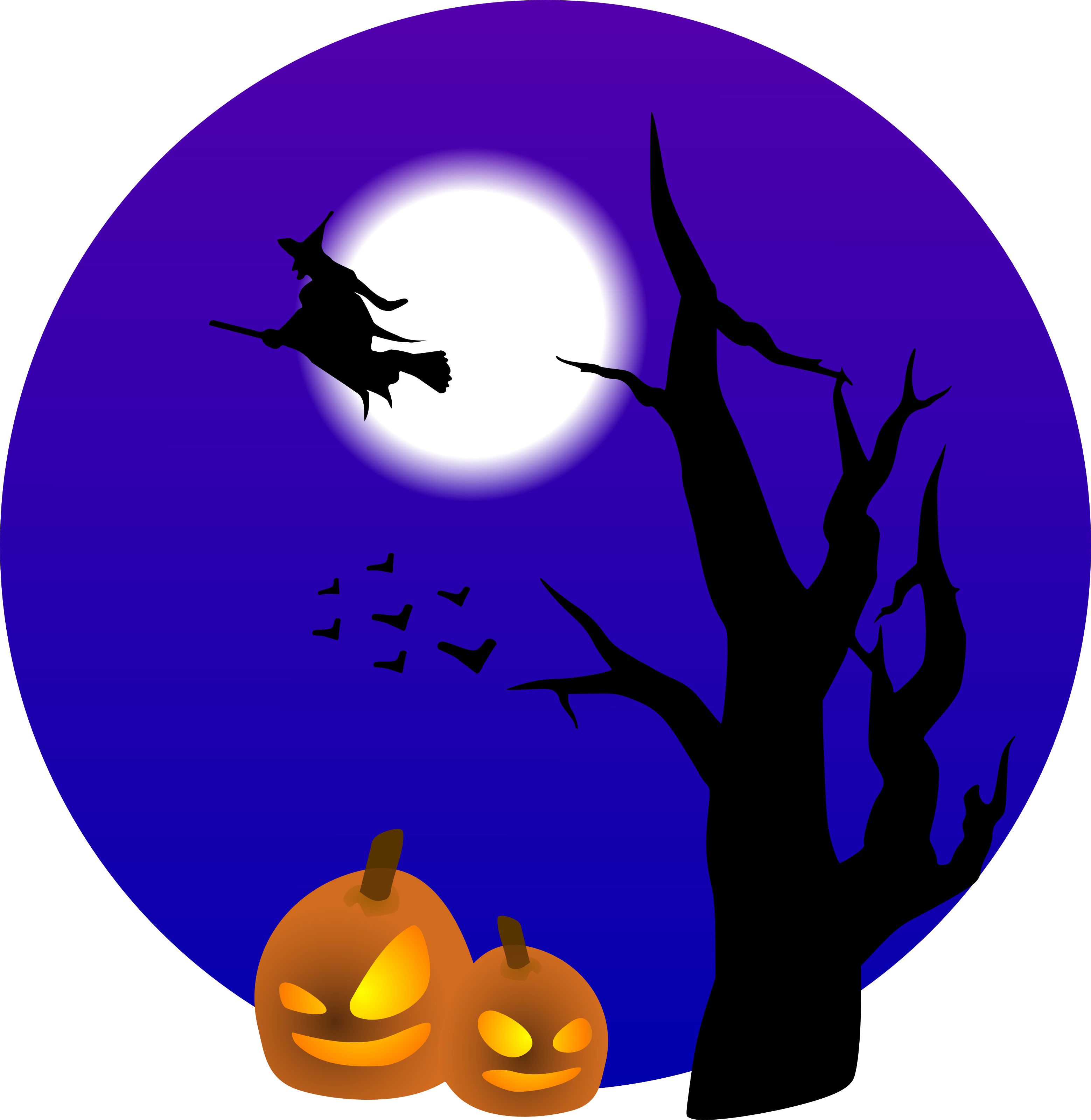 Halloween 桌布 壁紙 — 女巫騎著掃帚飛過滿月，蝙蝠和發光的南瓜燈在光禿禿的樹下。