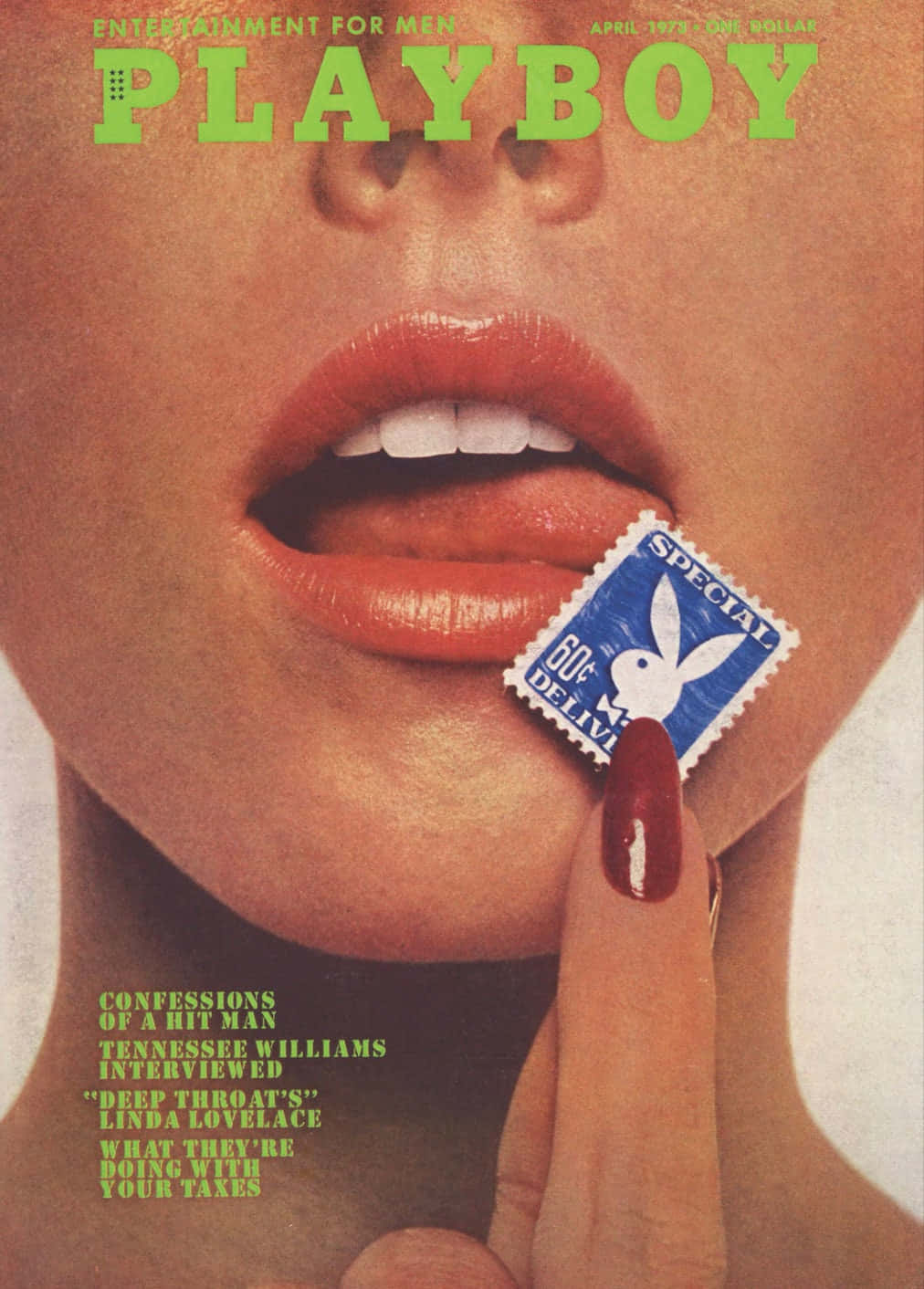 Playboy Aesthetic 桌布 壁紙 — 女性嘴唇特寫，用一根手指拿著藍色Playboy兔子郵票，背景是復古雜誌封面。