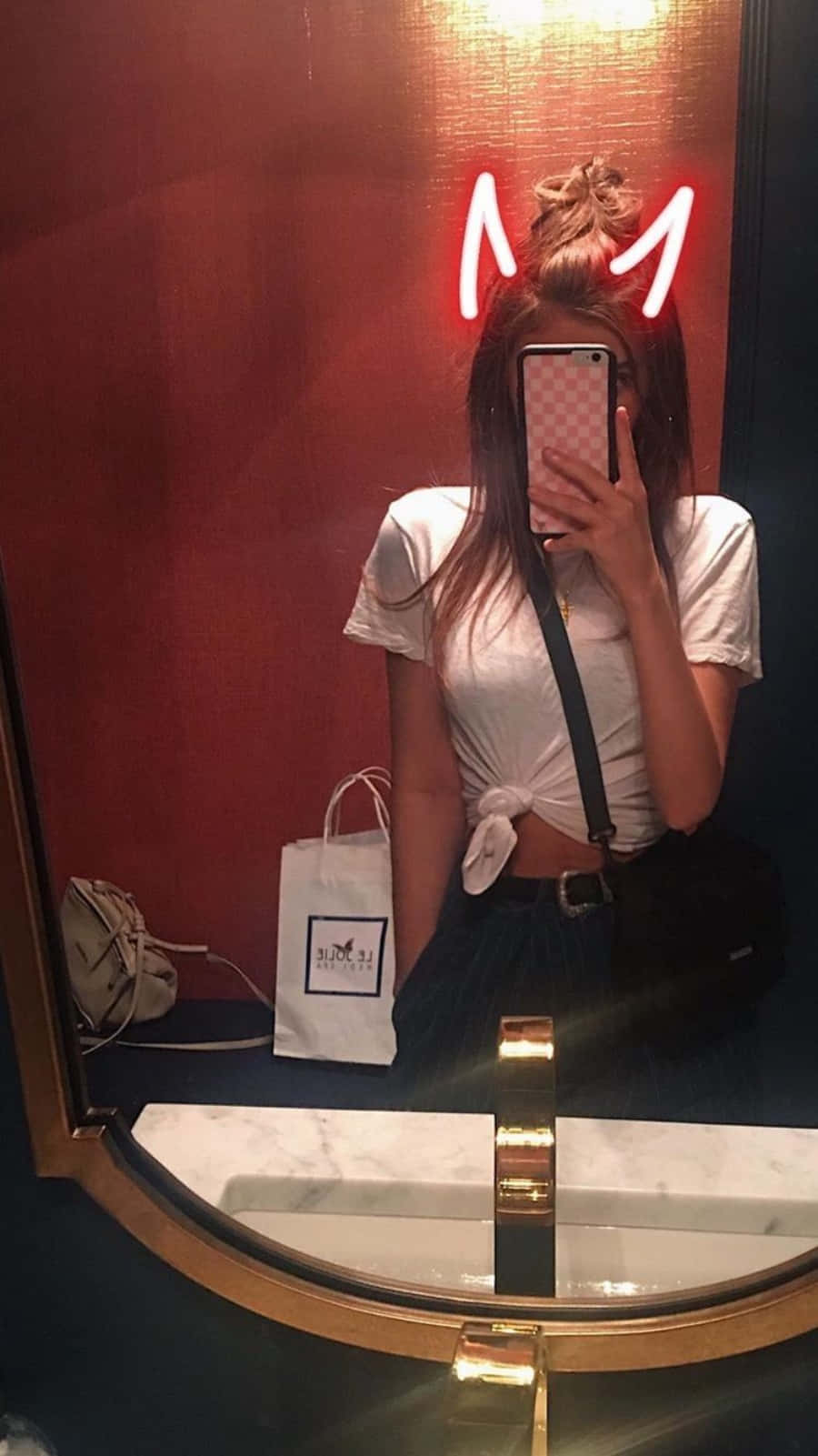女性在浴室鏡子前自拍 壁紙