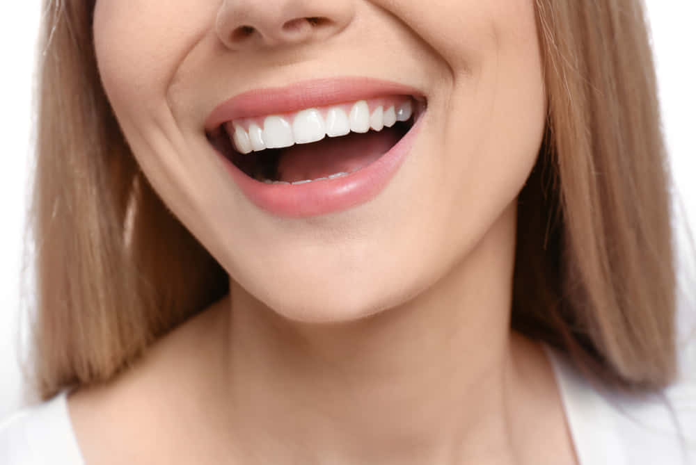 Smile 桌布 壁紙 — 女性愉快笑容的特寫，露出亮白牙齒，襯托柔軟肌膚和金髮。