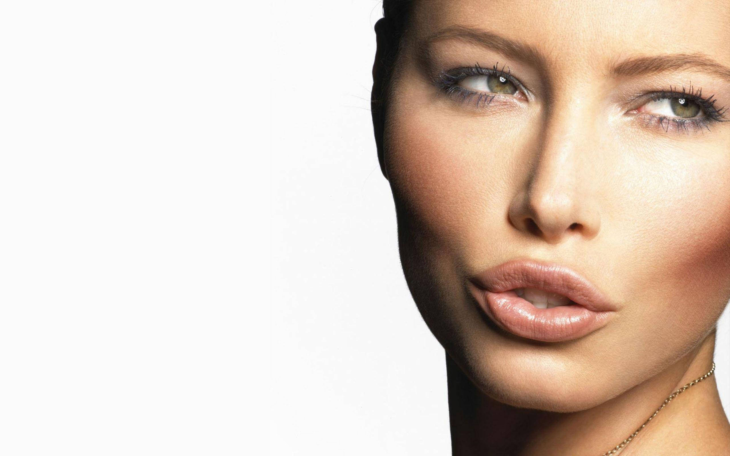 jessica biel 桌布 壁紙 — 女性特寫肖像，擁有引人注目的綠色眼睛和柔和妝容，背景為純白色。