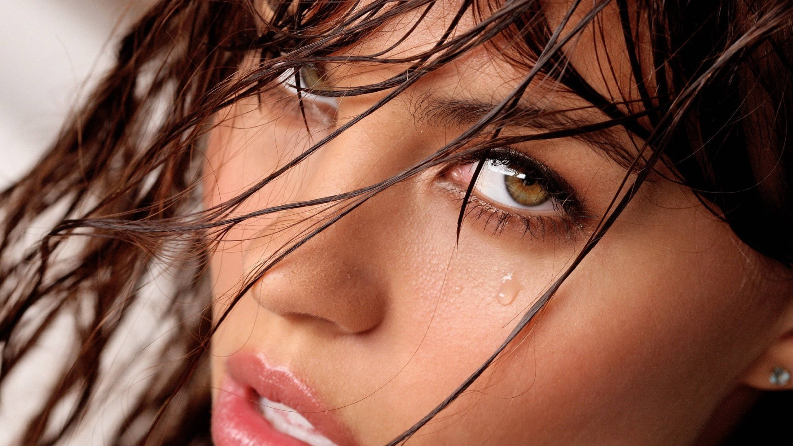 sexy women 桌布 壁紙 — 女性臉部特寫，濕髮勾勒出她淚痕斑斑的眼睛和光澤的嘴唇。