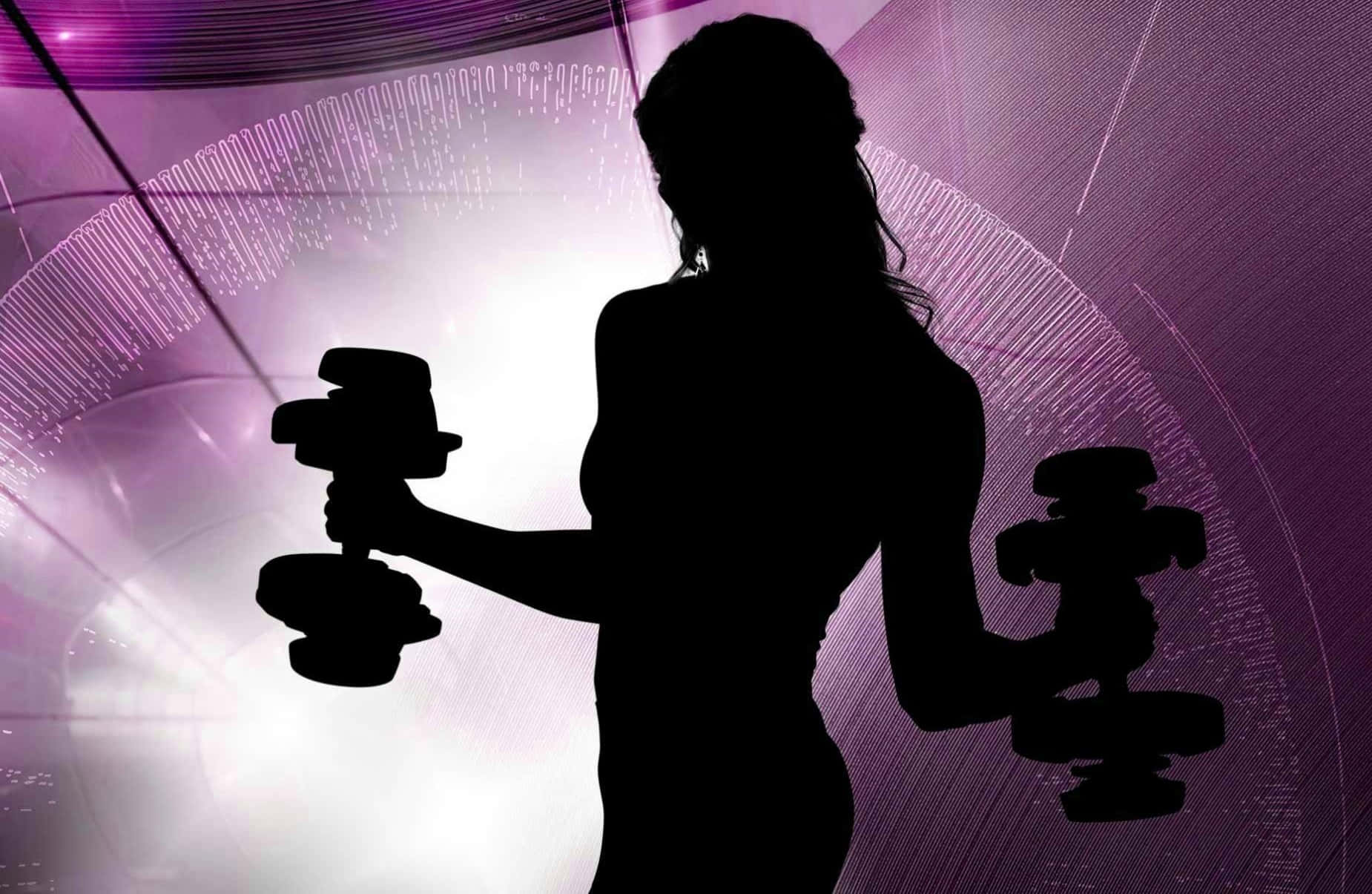 Fitness 桌布 壁紙 — 女性舉起啞鈴的剪影，背景是發光的紫色數位隧道。