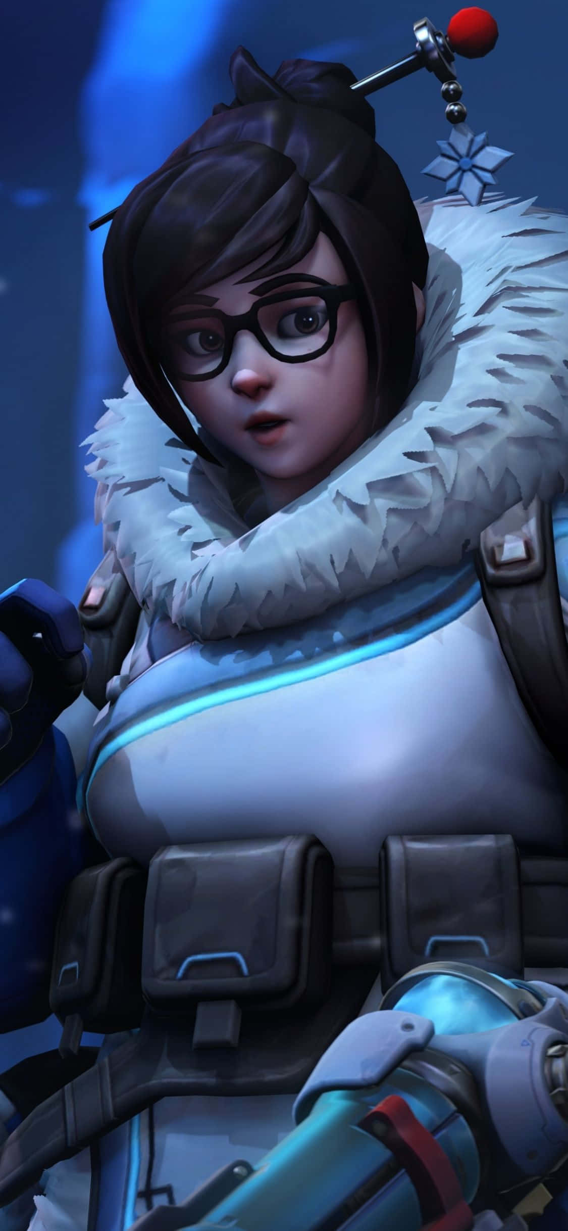 Overwatch Mei 桌布 壁紙 — 女性電子遊戲角色身穿白色毛絨冬季套裝，手持未來武器，以藍色冰雪背景的特寫。