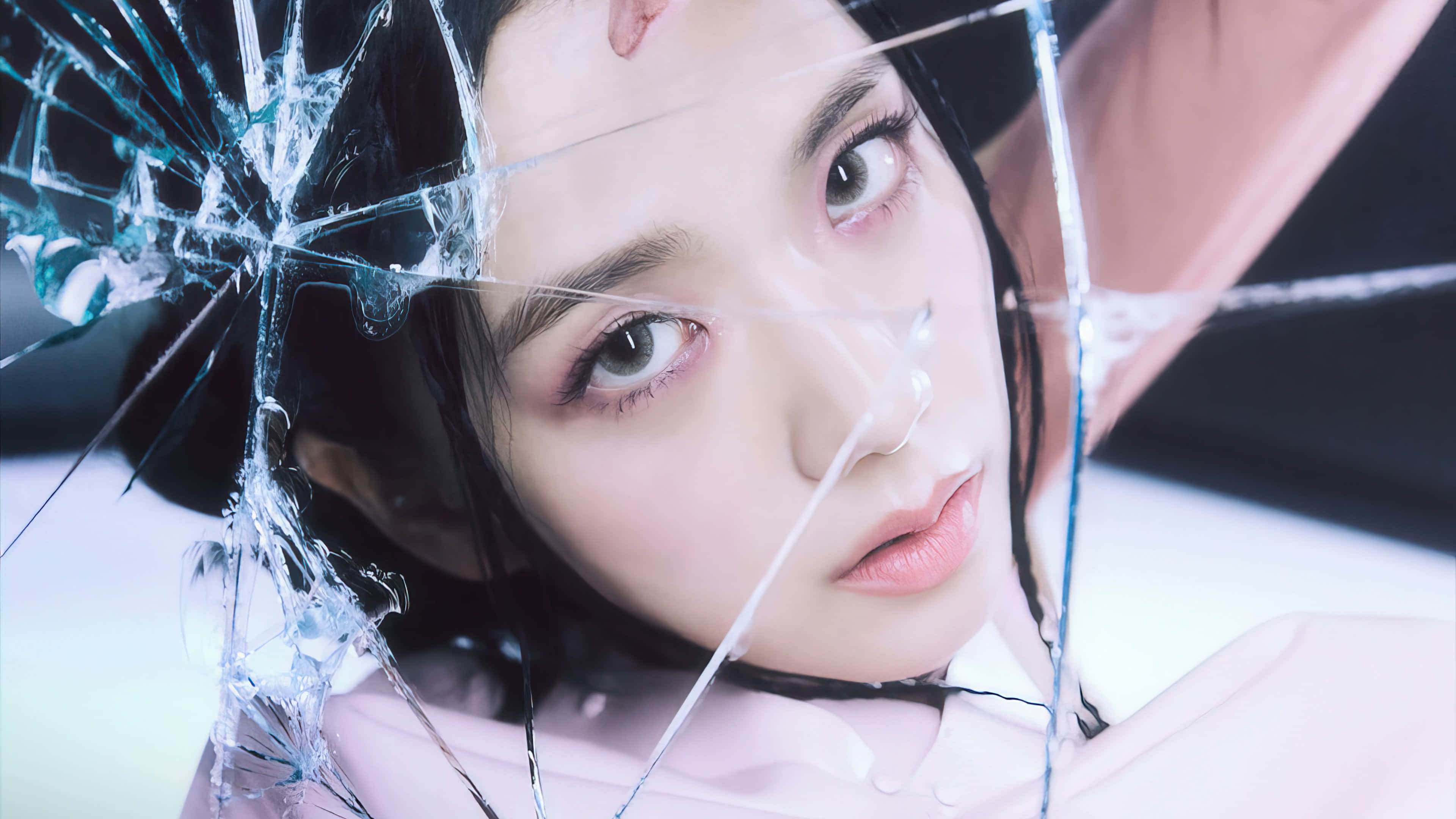BLACKPINK 桌布 壁紙 — 女性面孔的特寫，背後是碎裂的玻璃，裂紋向外擴散。