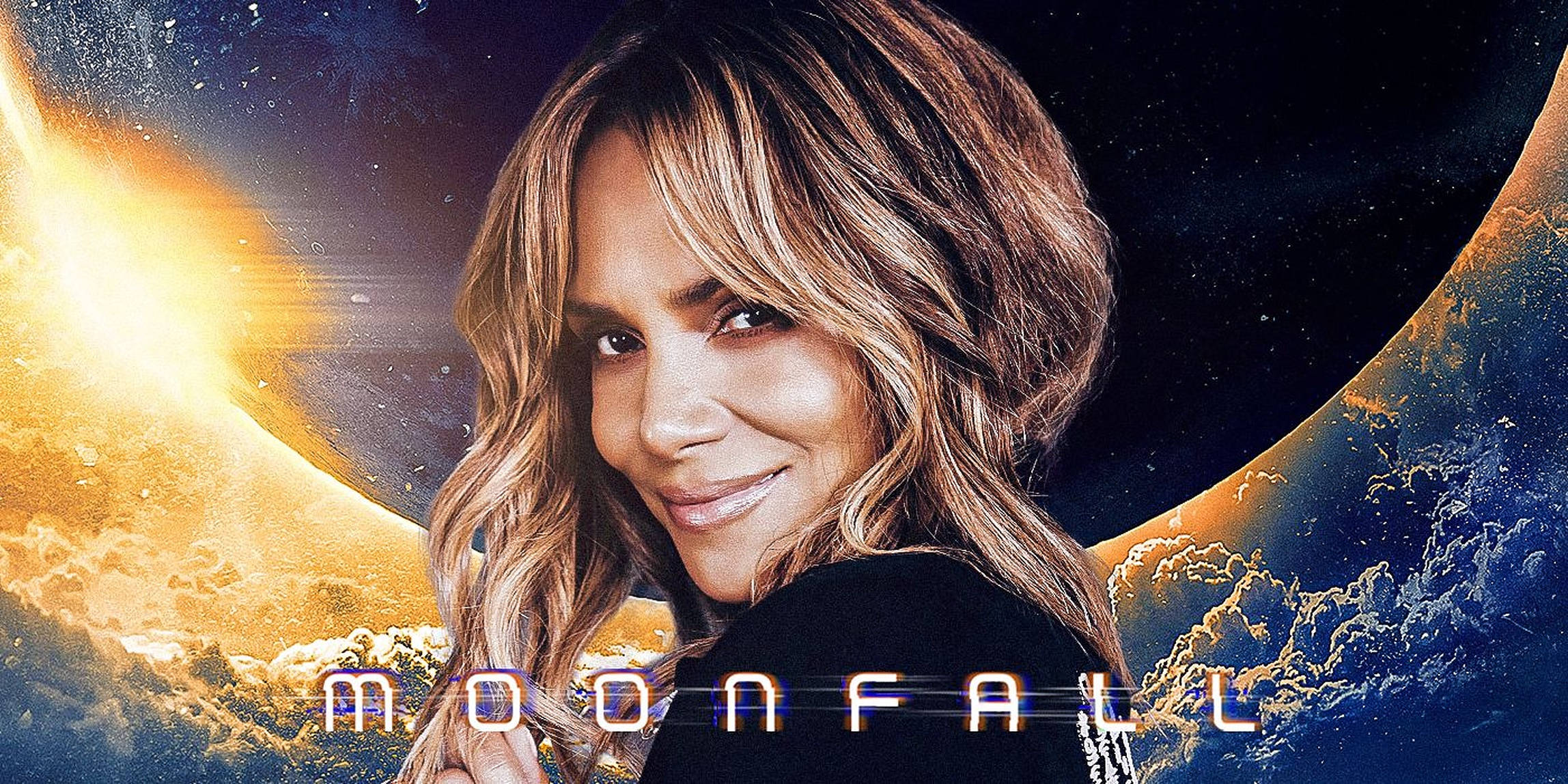 Moonfall 桌布 壁紙 — 女演員荷莉·貝瑞在一個宇宙背景前自信地微笑，背景中有一個發光的太陽和一個新月形的地球。
