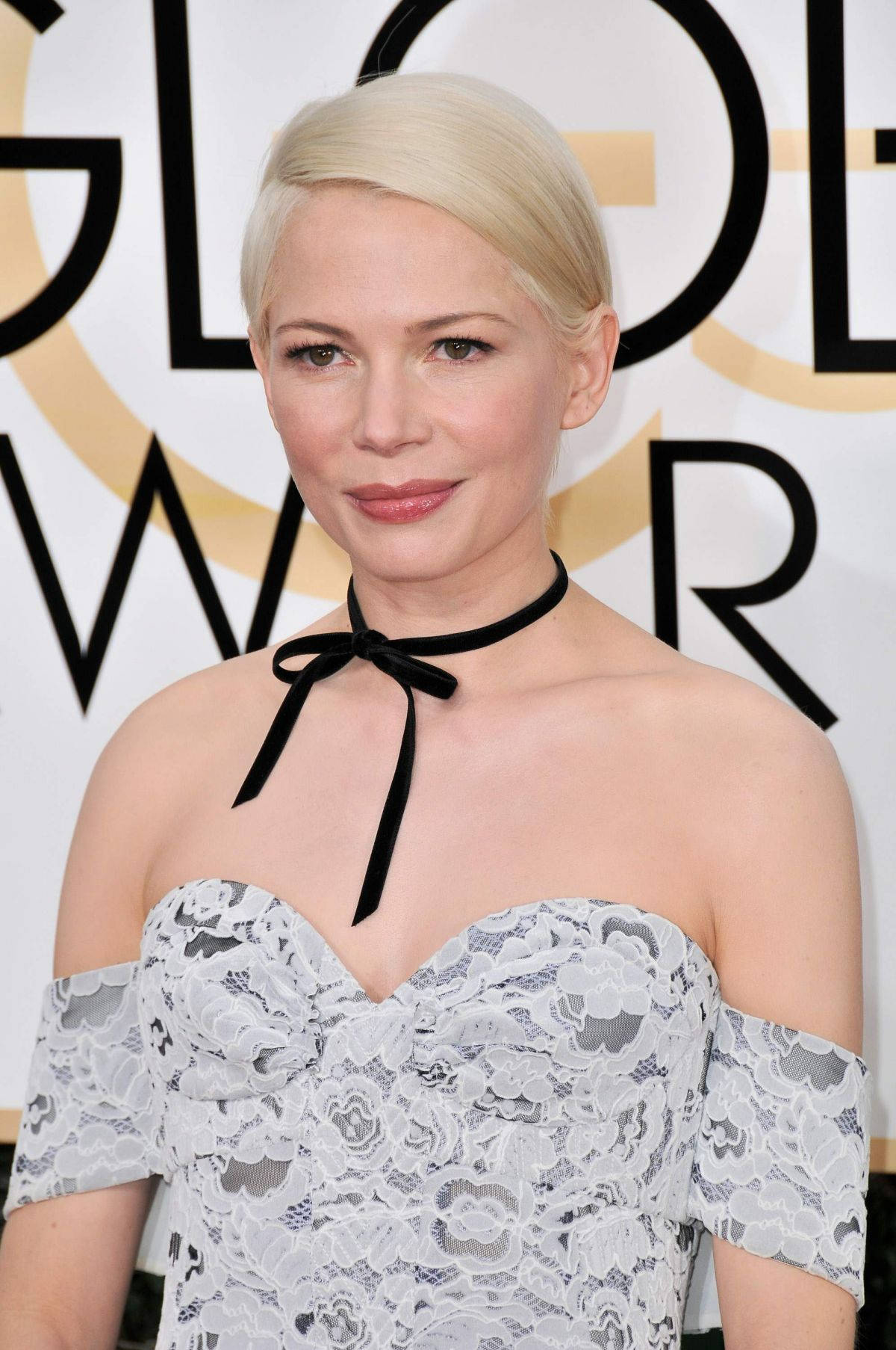 Celebrity 桌布 壁紙 — 女演員蜜雪兒·威廉絲在金球獎頒獎典禮上穿著白色蕾絲露肩禮服，搭配黑色天鵝絨頸鏈。