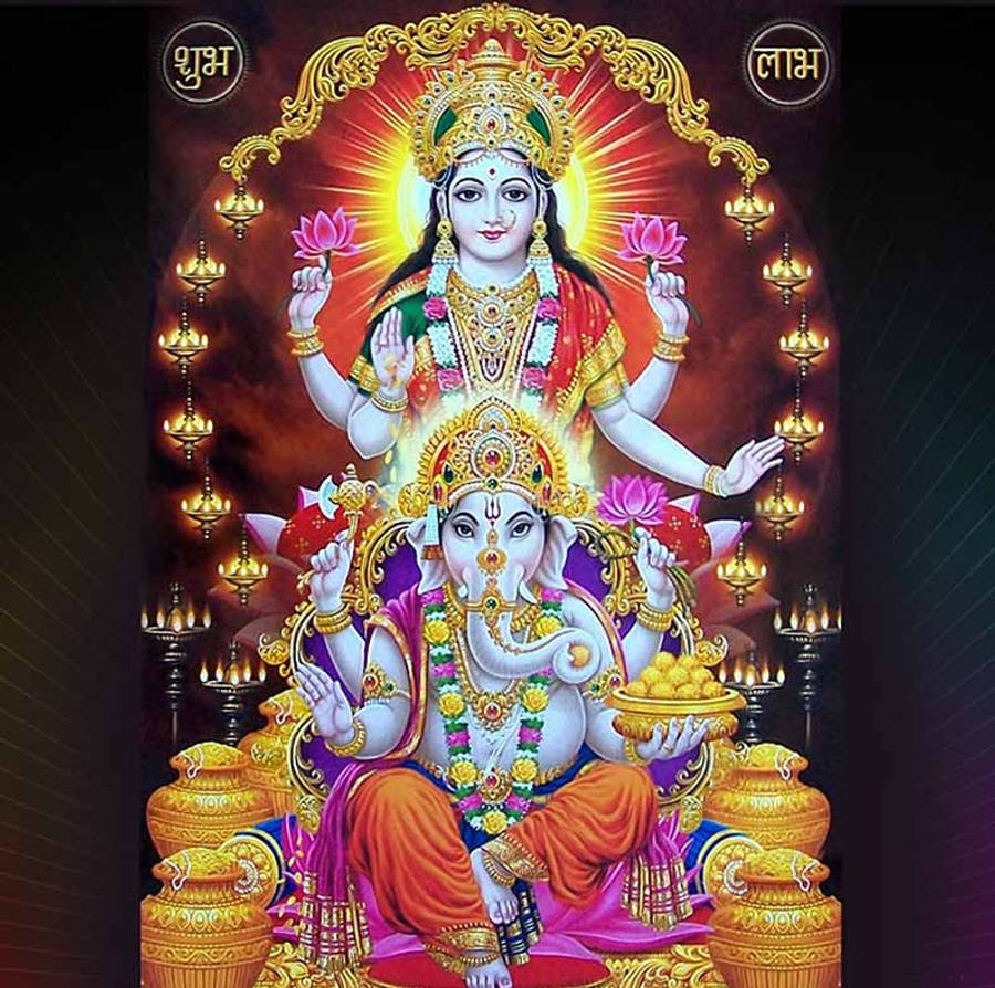 Lakshmi Devi 桌布 壁紙 — 女神拉克什米和象神甘尼許以金色和鮮豔色彩裝飾，莊嚴地坐在發光的燈和蓮花環繞中。