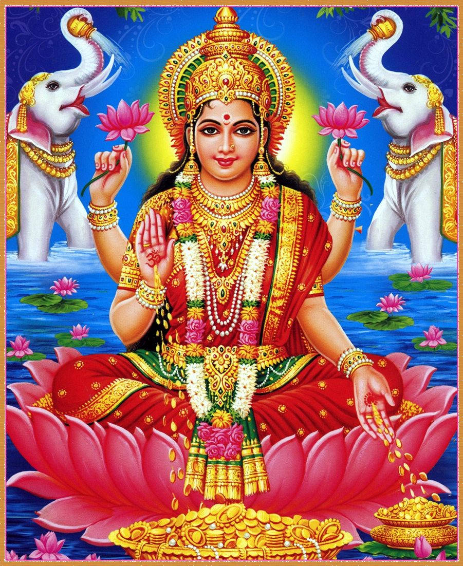 Lakshmi Devi 桌布 壁紙 — 女神拉克什米端莊地坐在水中一朵巨大的粉紅色蓮花上，手持蓮花，大象在她旁邊噴水。