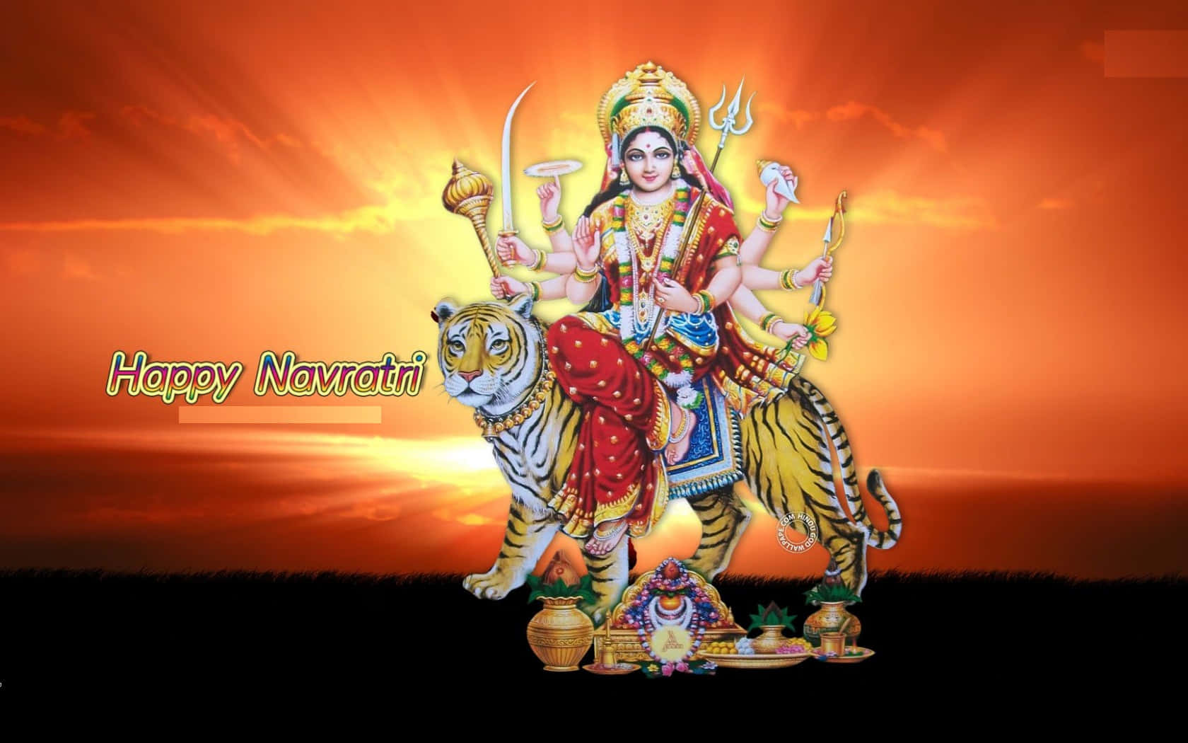 Navratri 桌布 壁紙 — 女神杜爾迦騎著兇猛的老虎，背景是燦爛的橙色日落天空，下方有節日供品。