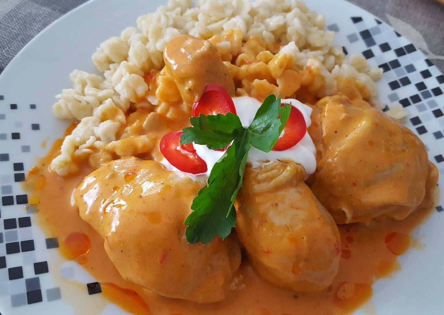 Chicken 桌布 壁紙 — 奶油橙汁雞肉配上濃郁醬汁，搭配鬆軟的德式麵疙瘩，並以酸奶油、切片紅椒和新鮮巴西里裝飾。