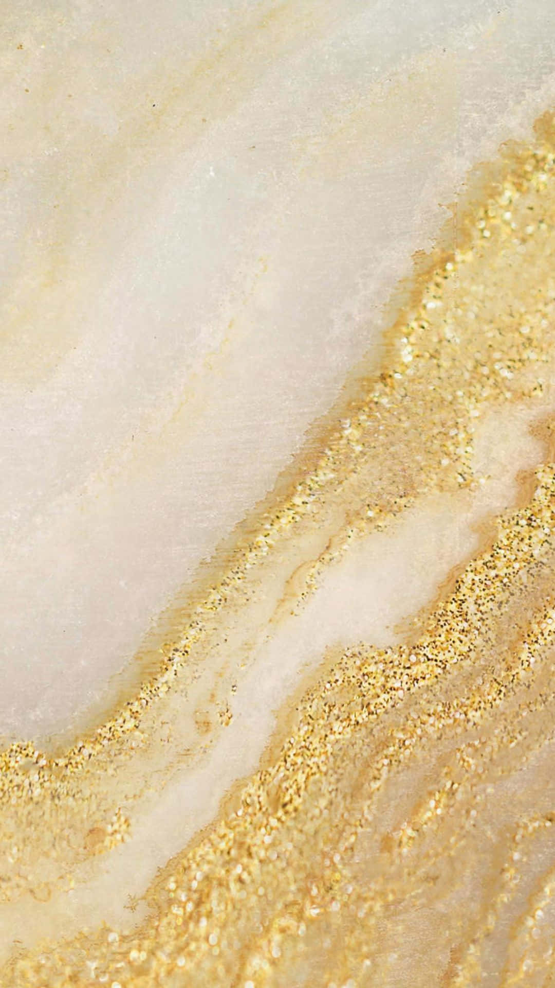 Gold iPhone 桌布 壁紙 — 奶油白和金色閃粉瑪瑙石的近距離特寫，帶有流動的自然圖案。