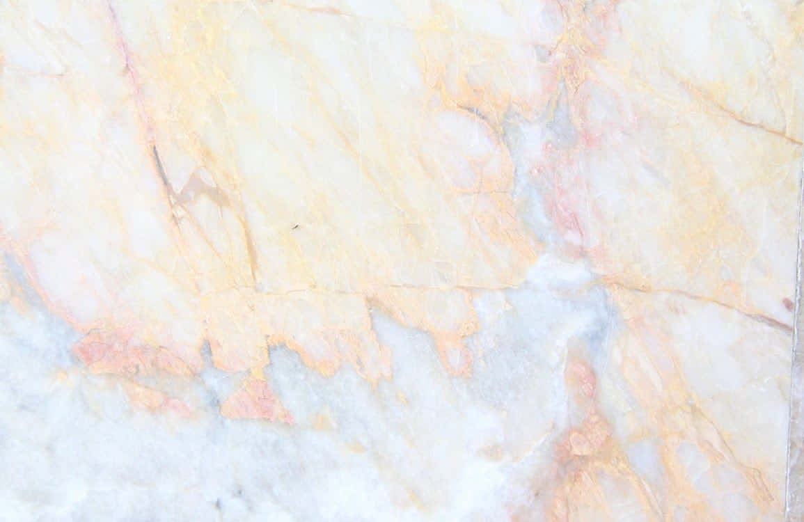 Best Marble 桌布 壁紙 — 奶油白色大理石的近距離特寫，帶有流動的金色和柔和粉紅色紋理，形成優雅的自然圖案。