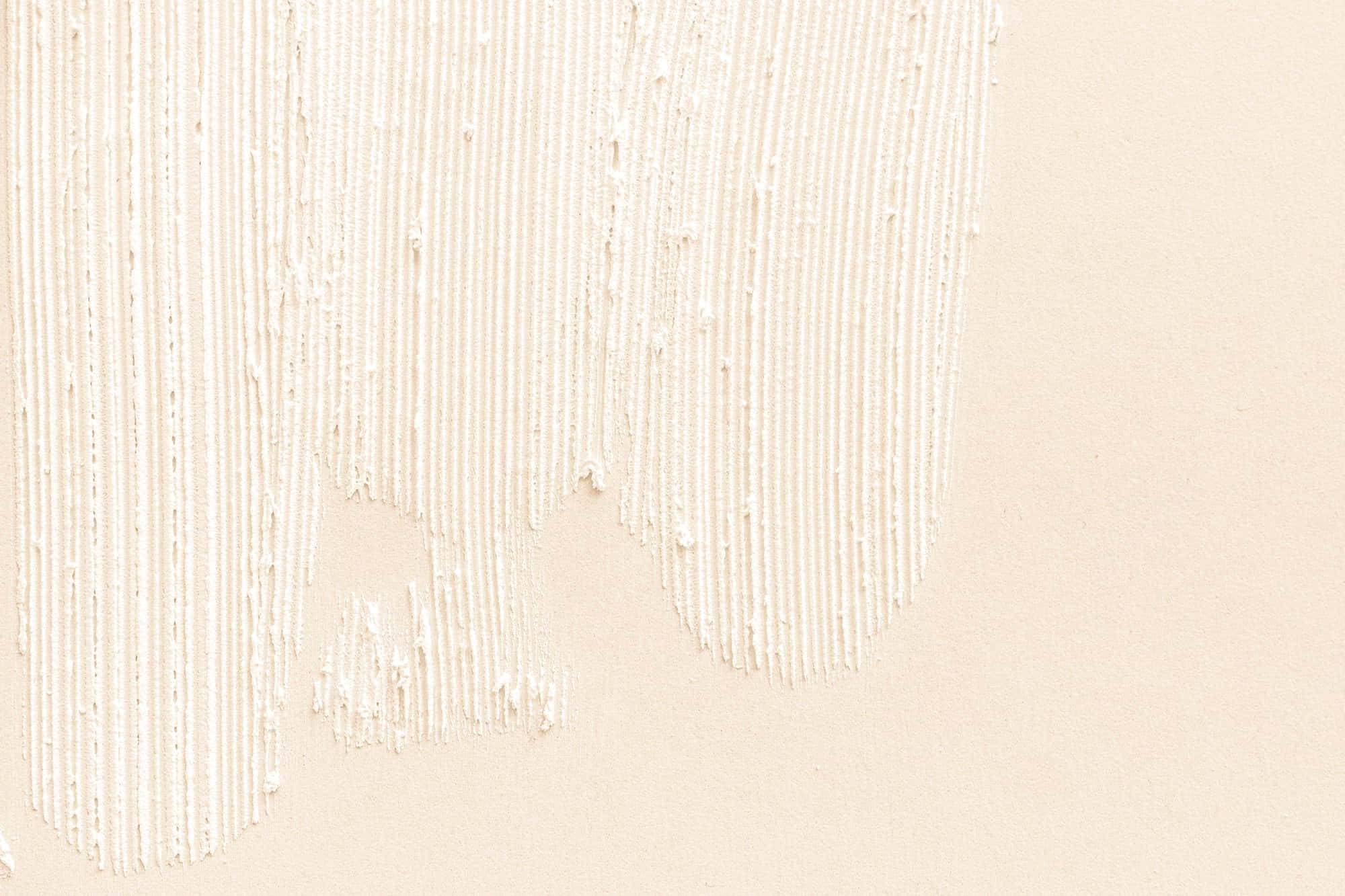 Beige Desktop 桌布 壁紙 — 奶油白色油漆滴落在柔軟的米色牆壁上，帶有紋理的畫筆筆觸的特寫。