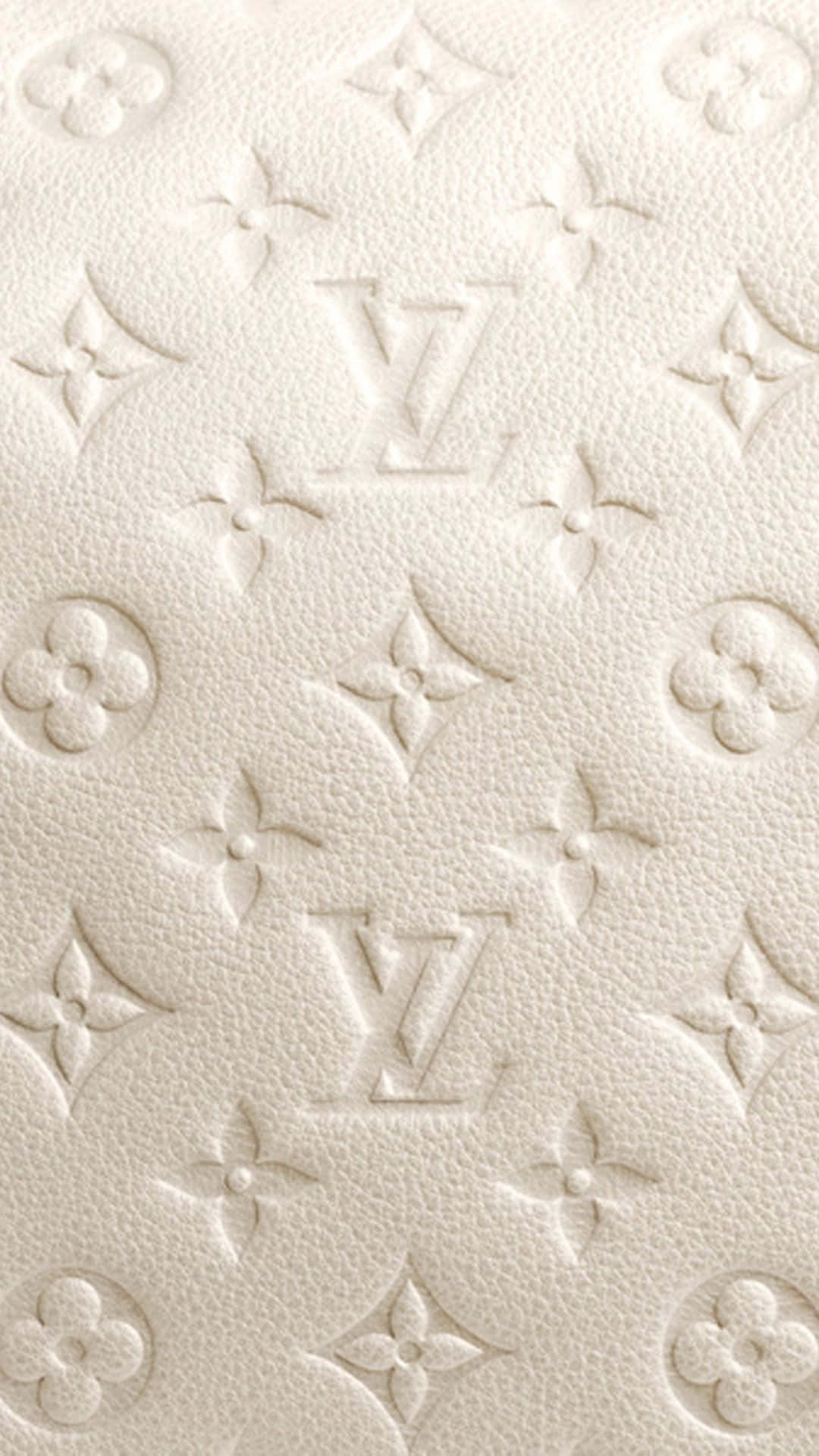 路易威登 桌布 壁紙 — 奶油白色紋理皮革特寫，帶有壓花 Louis Vuitton 字母組合和花卉圖案。