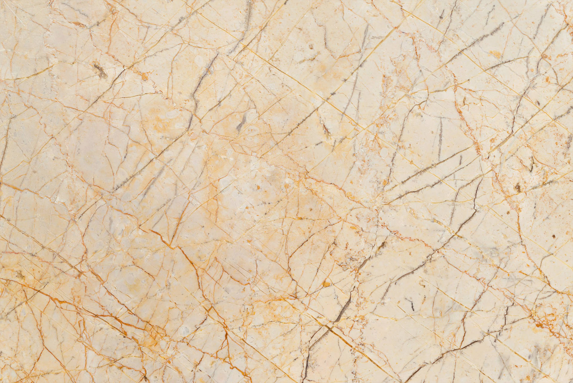 Marble Desktop 桌布 壁紙 — 奶油米色大理石的近距離特寫，帶有複雜的金色和灰色紋理圖案。