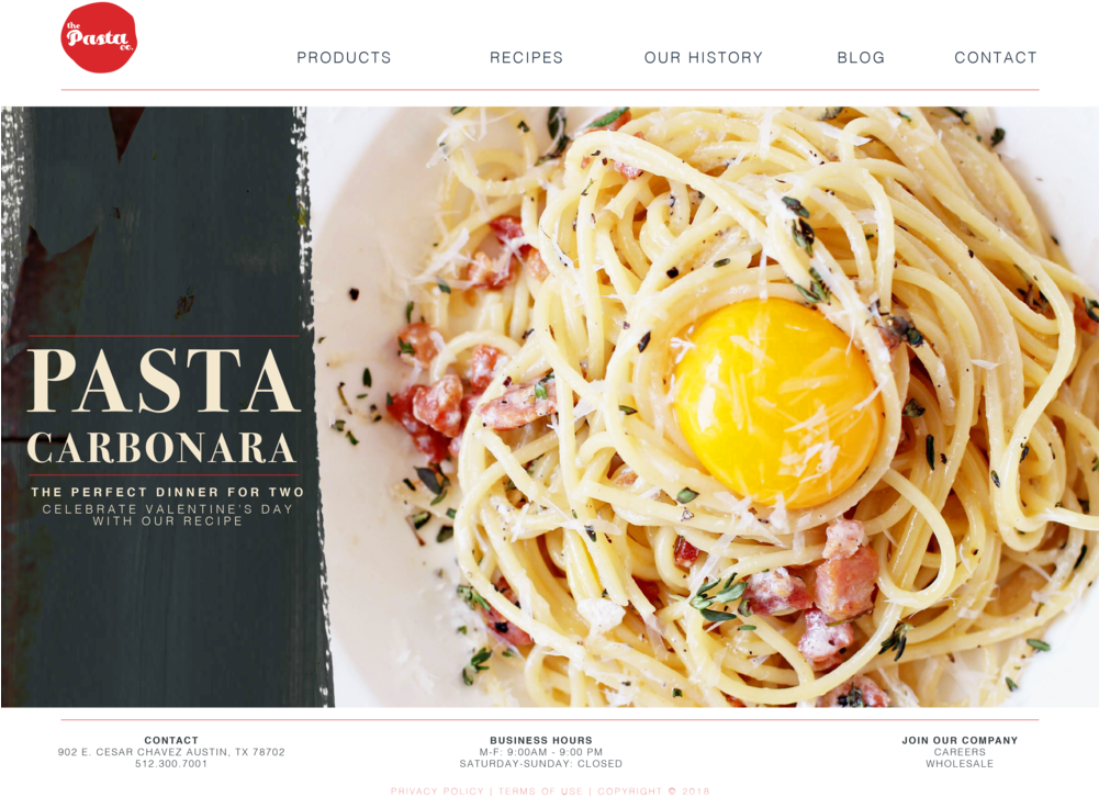 Pasta 桌布 壁紙 — 奶油義大利卡邦尼麵的特寫，上面放著亮黃色的生蛋黃和酥脆的培根碎。
