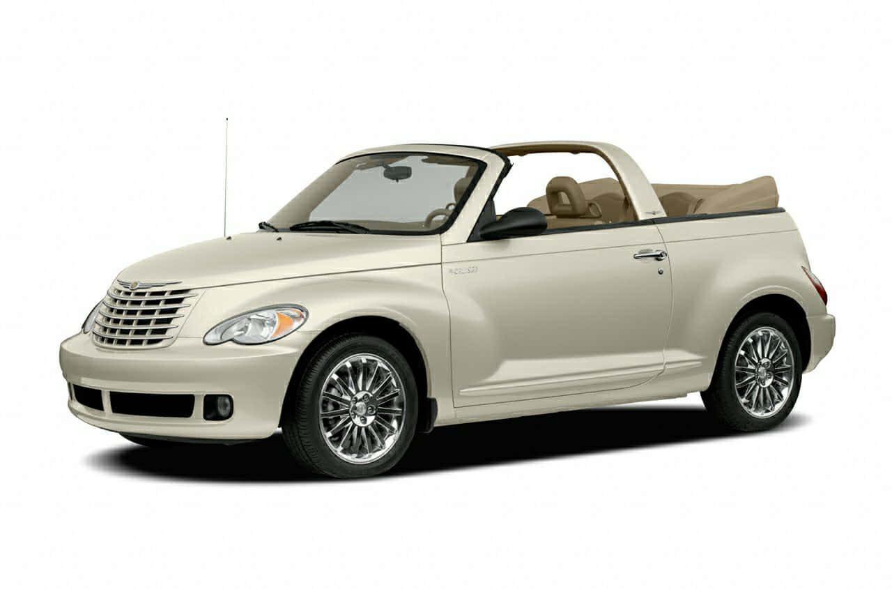 Chrysler Pt Cruiser 桌布 壁紙 — 奶油色克萊斯勒 PT Cruiser 敞篷車，配備棕褐色內裝和鍍鉻輪圈，在工作室燈光下展示。