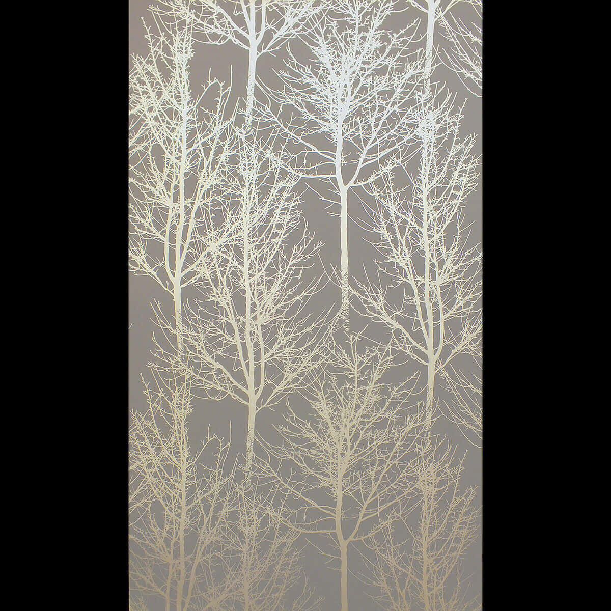 trees 桌布 壁紙 — 奶油色和白色的光禿樹木剪影，在重複圖案中襯托著柔和的灰色背景。