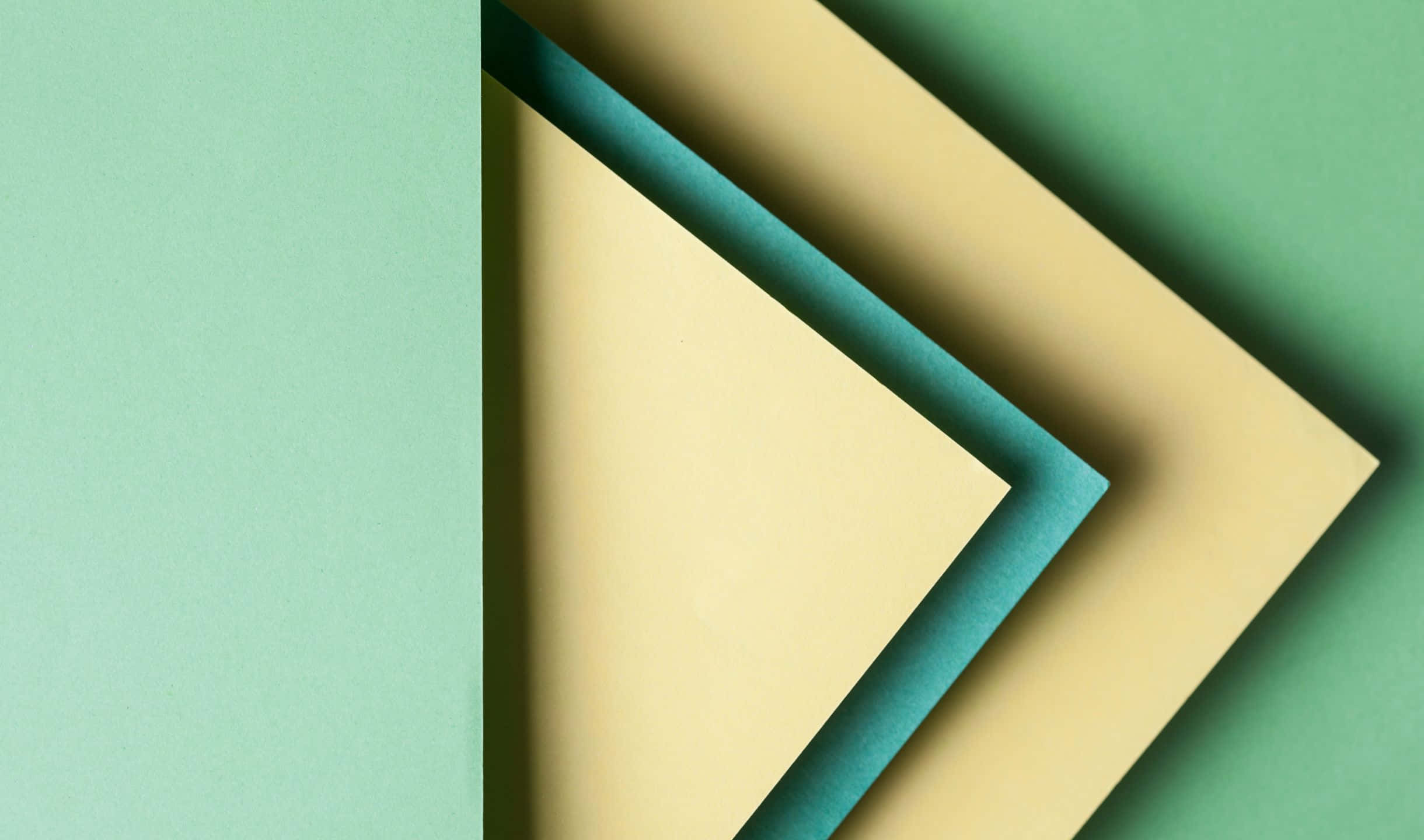 2440x1440 Material 桌布 壁紙 — 奶油色和青綠色的幾何紙張層疊，在薄荷綠背景上營造出極簡構圖，帶有柔和陰影。