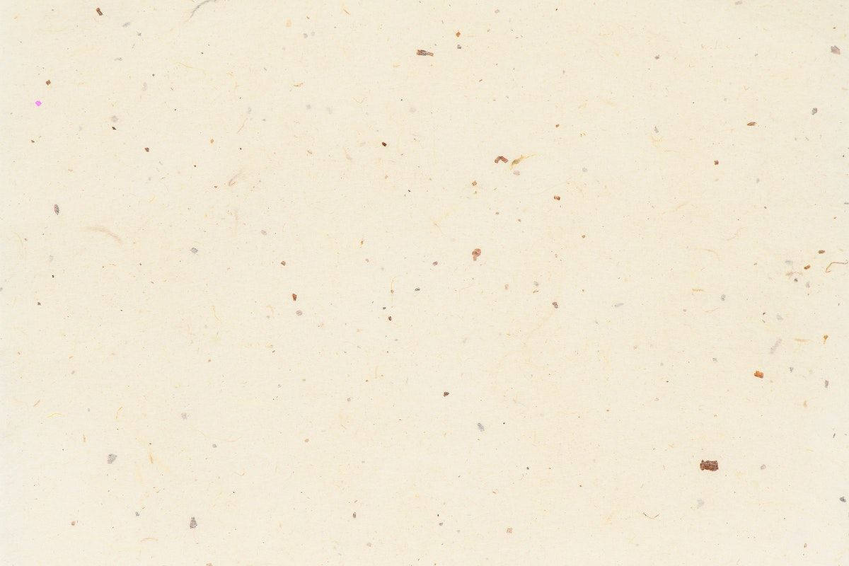 Plain Beige 桌布 壁紙 — 奶油色米白手工紙的特寫，散落著天然纖維和大地棕色及灰色的斑點。