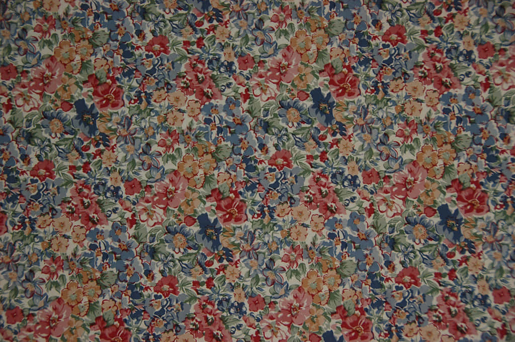 Magic Eye 桌布 壁紙 — 奶油色背景上密集的紅、藍、桃色花卉圖案。
