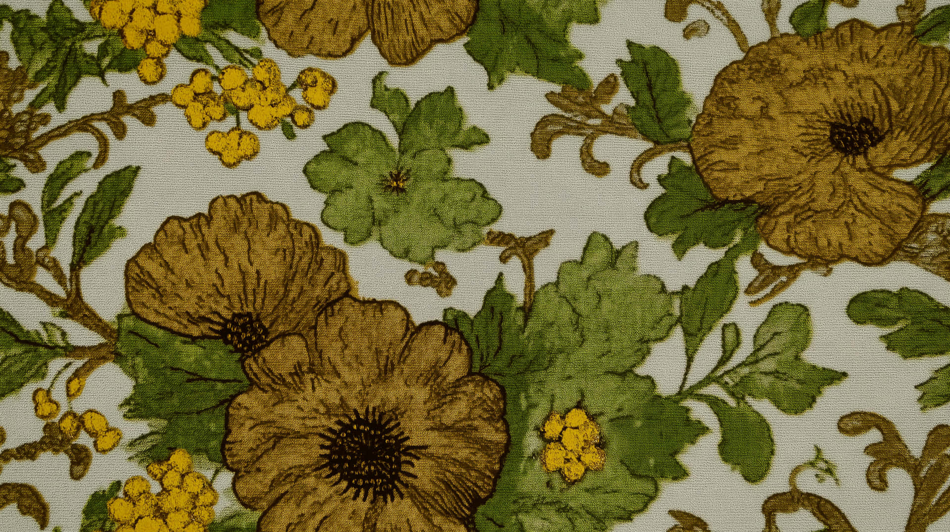 Retro Fabric Floral Pattern: Textured Botanical Design 壁紙 — 奶油色背景上帶有棕色罌粟花、綠色葉子和黃色花簇的復古花卉壁紙特寫。