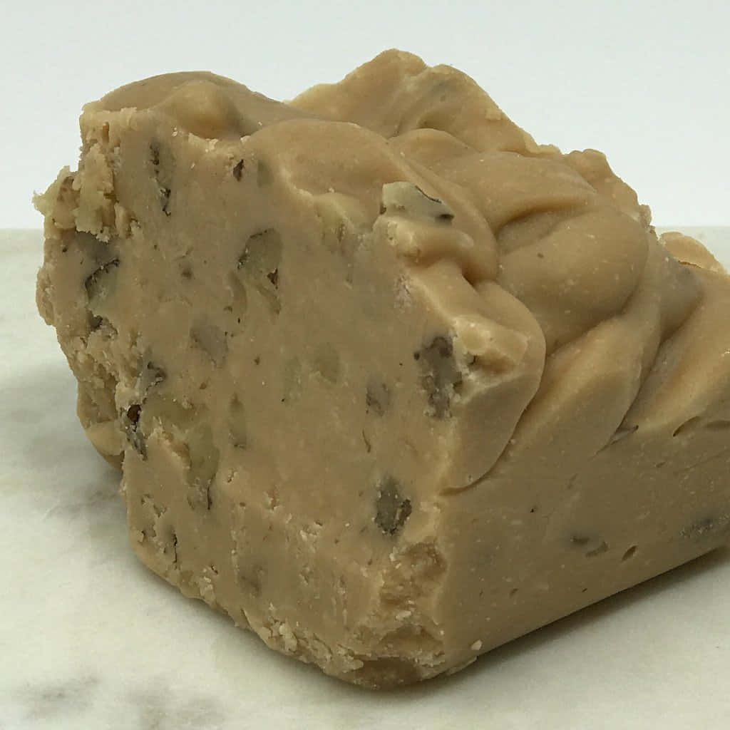 Penuche Fudge 桌布 壁紙 — 奶油花生醬軟糖搭配碎堅果，放在白色大理石表面上的特寫。