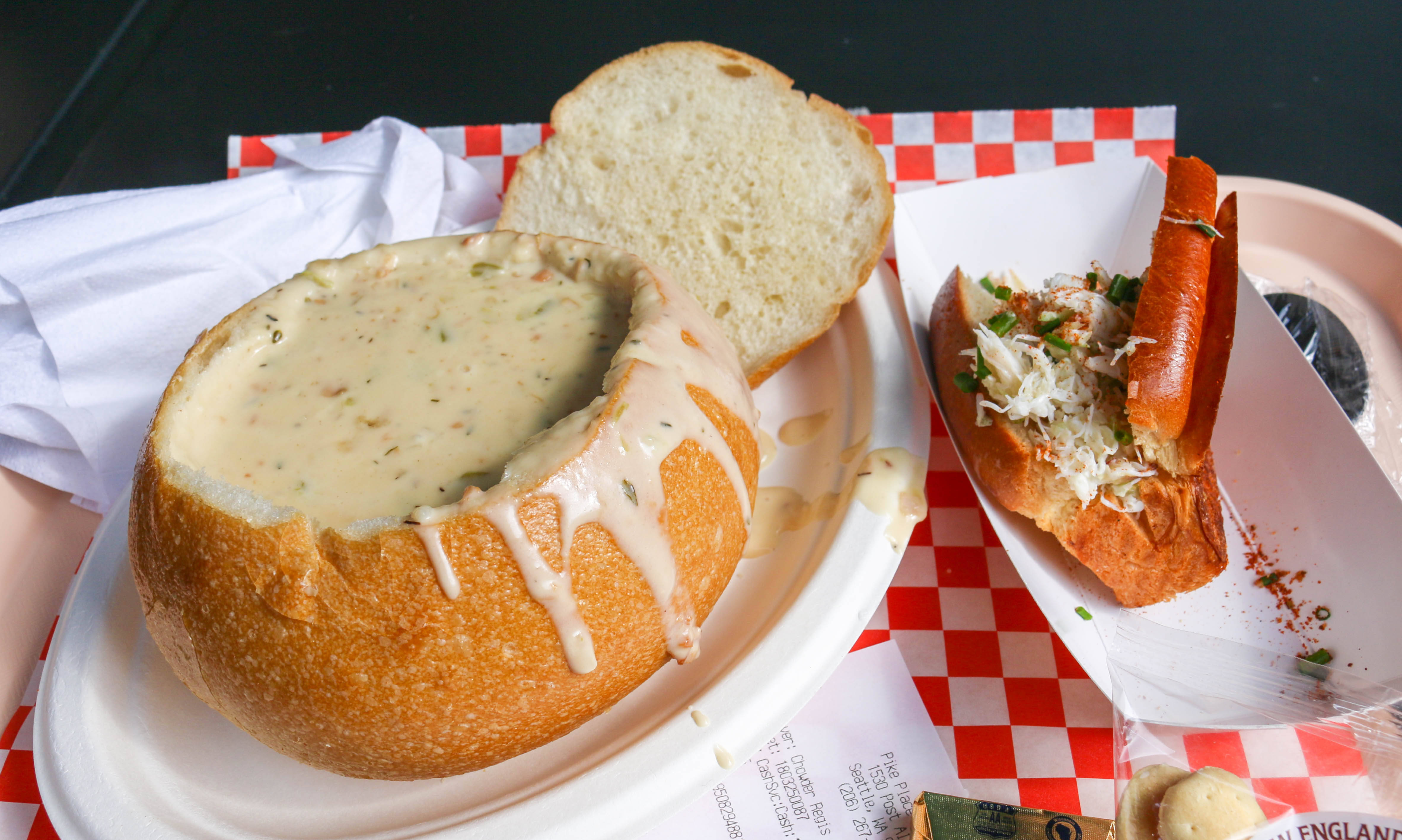 Chowder 桌布 壁紙 — 奶油蛤蜊濃湯從麵包碗溢出，旁邊是裝滿龍蝦卷的紅格托盤。