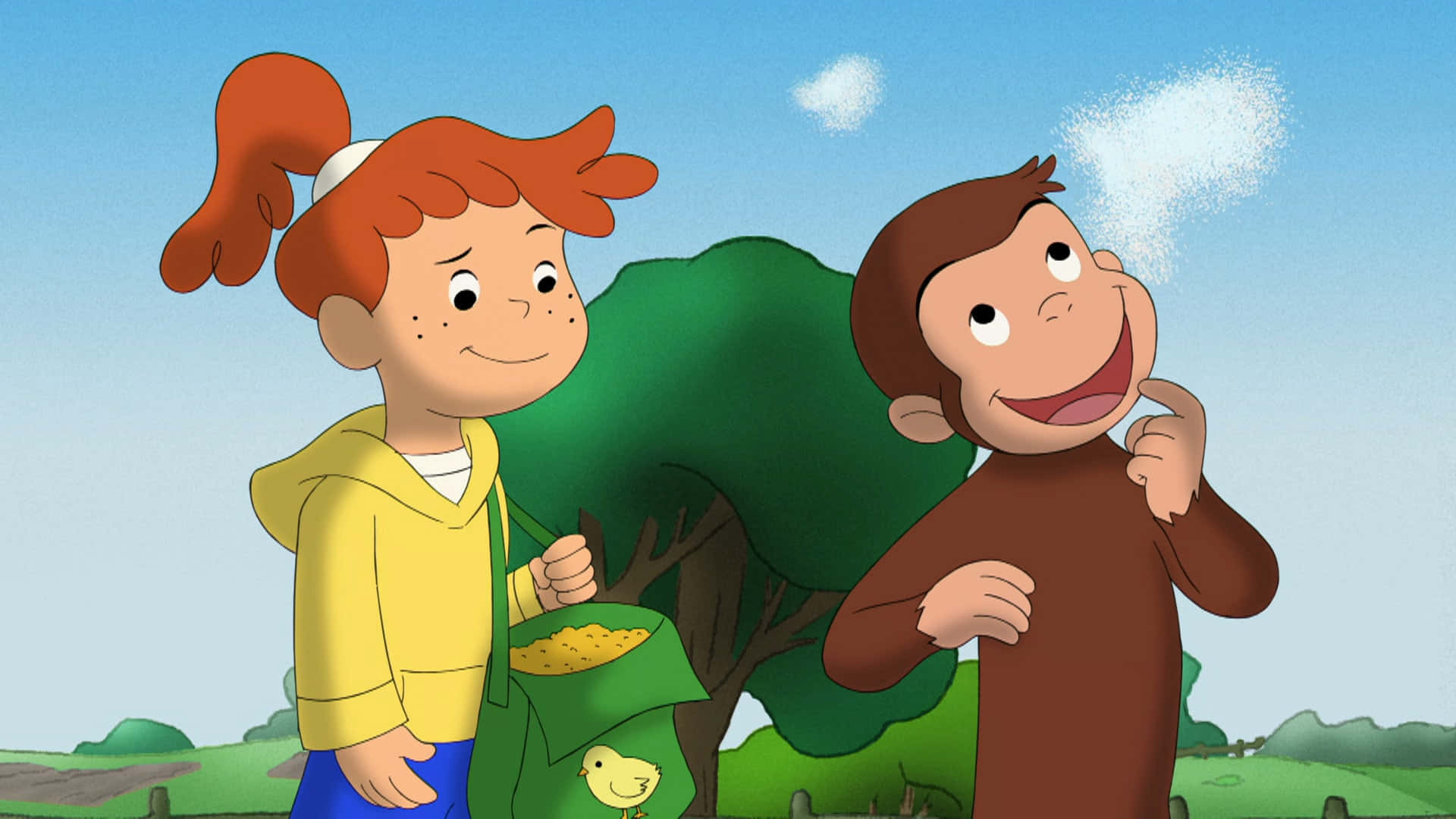 Curious George 桌布 壁紙 — 好奇喬治和一個綁紅色辮子的女孩在藍天白雲下開心地微笑。