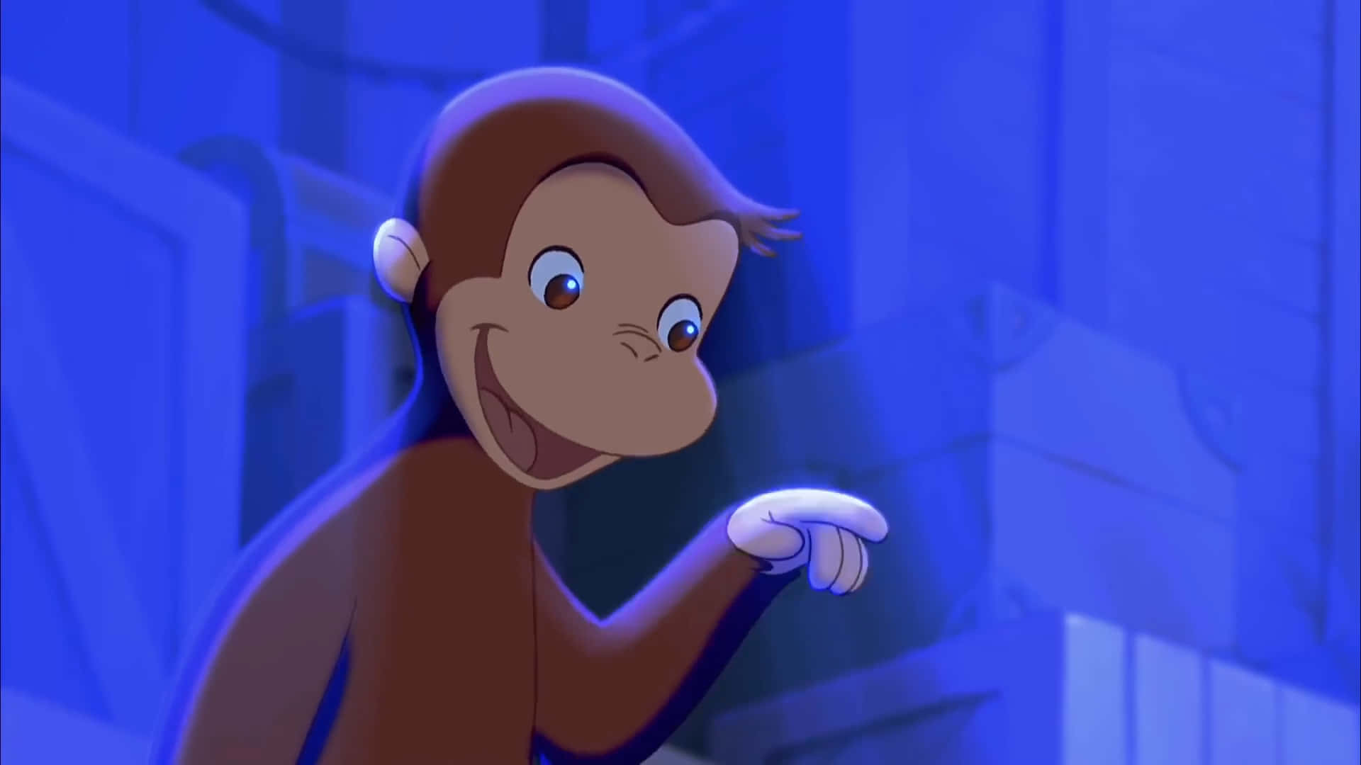 Curious George 桌布 壁紙 — 好奇喬治在昏暗藍色燈光的城市小巷中微笑著向前指。